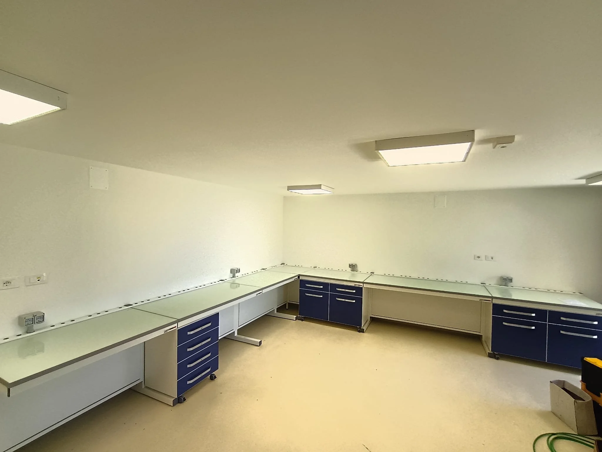 Fornitura e installazione arredo tecnico per laboratori