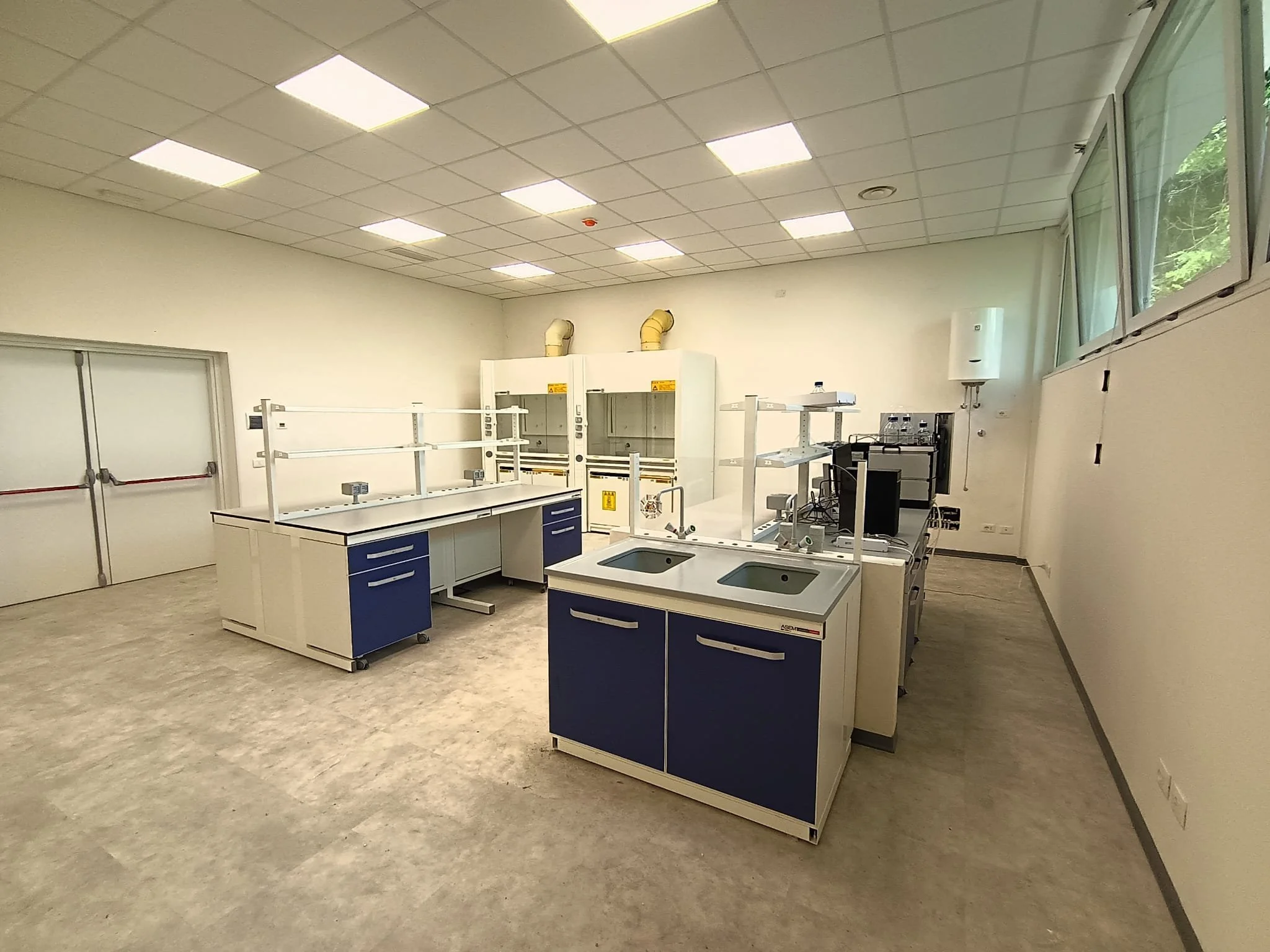 Installazione e montaggio di arredi tecnici per laboratori chimici.