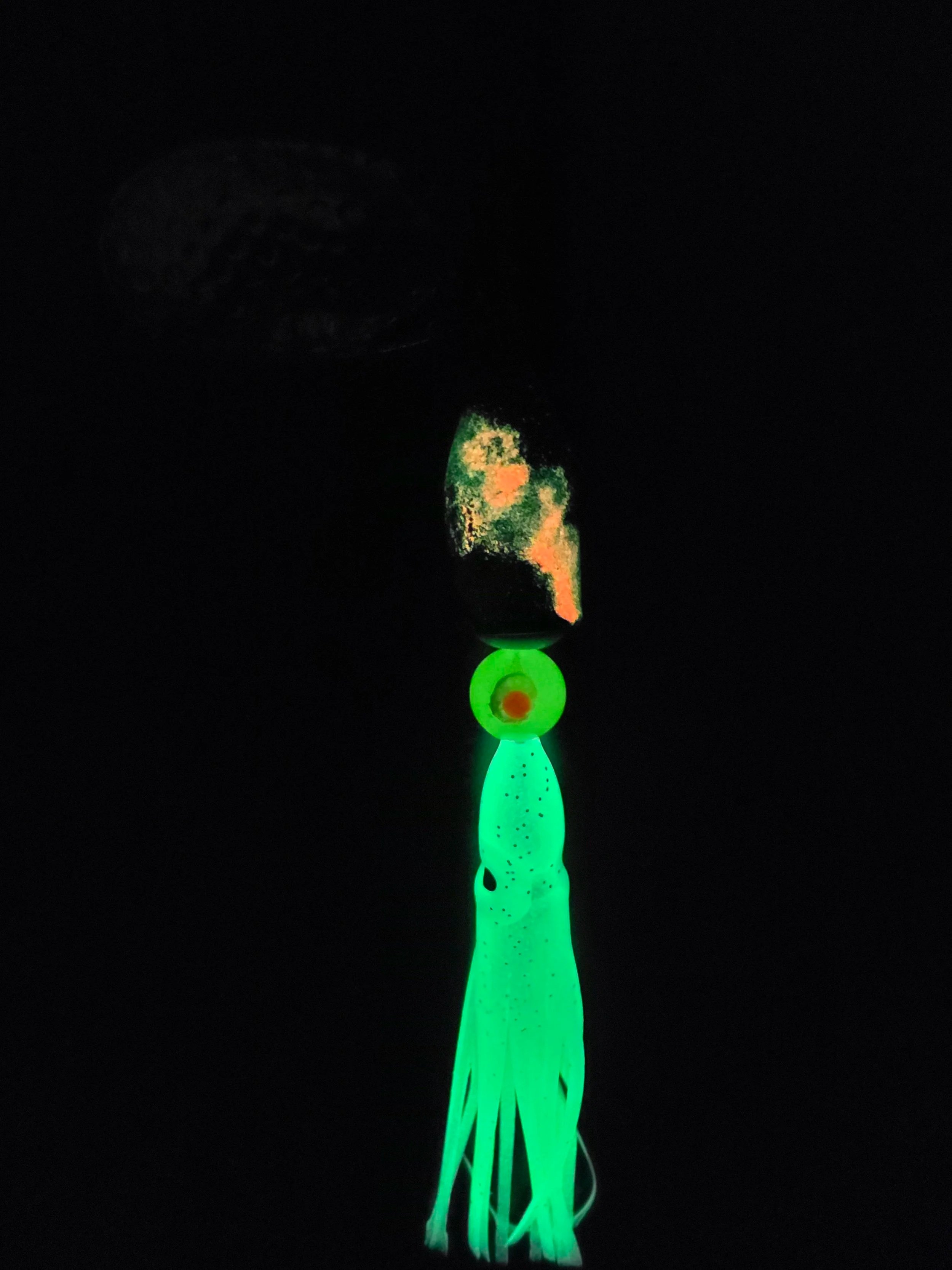 UV light view of the KAMAKAZI Electric Green spinner highlighting the high-intensity double glow beads.