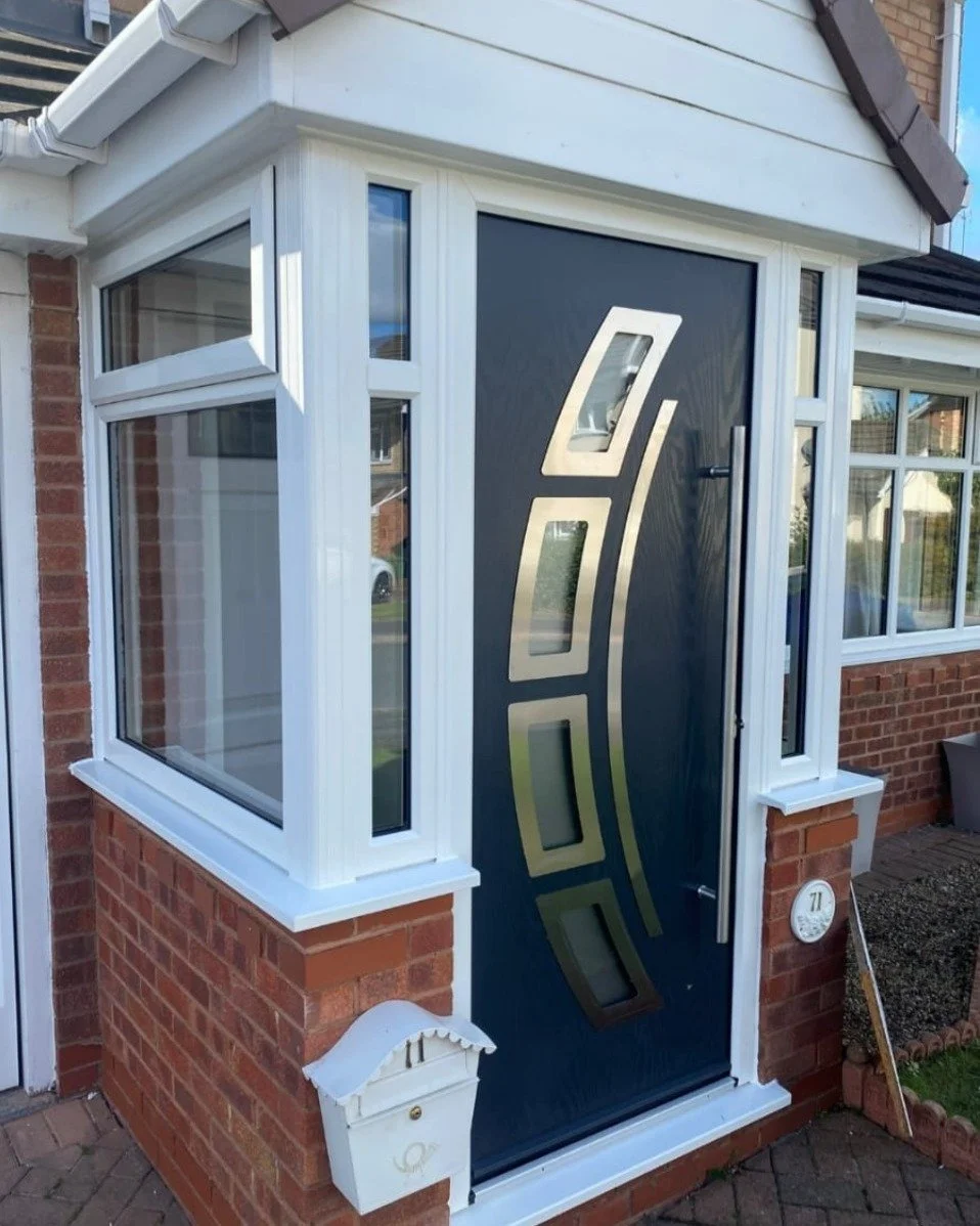 Your entrance deserves this level of wow 🤩🚪
Meet our contemporary composite front door, the perfect blend of style, security, and performance.
Featuring a curved glass arc design with stainless-steel inlays and a sleek bar handle, it brings a truly