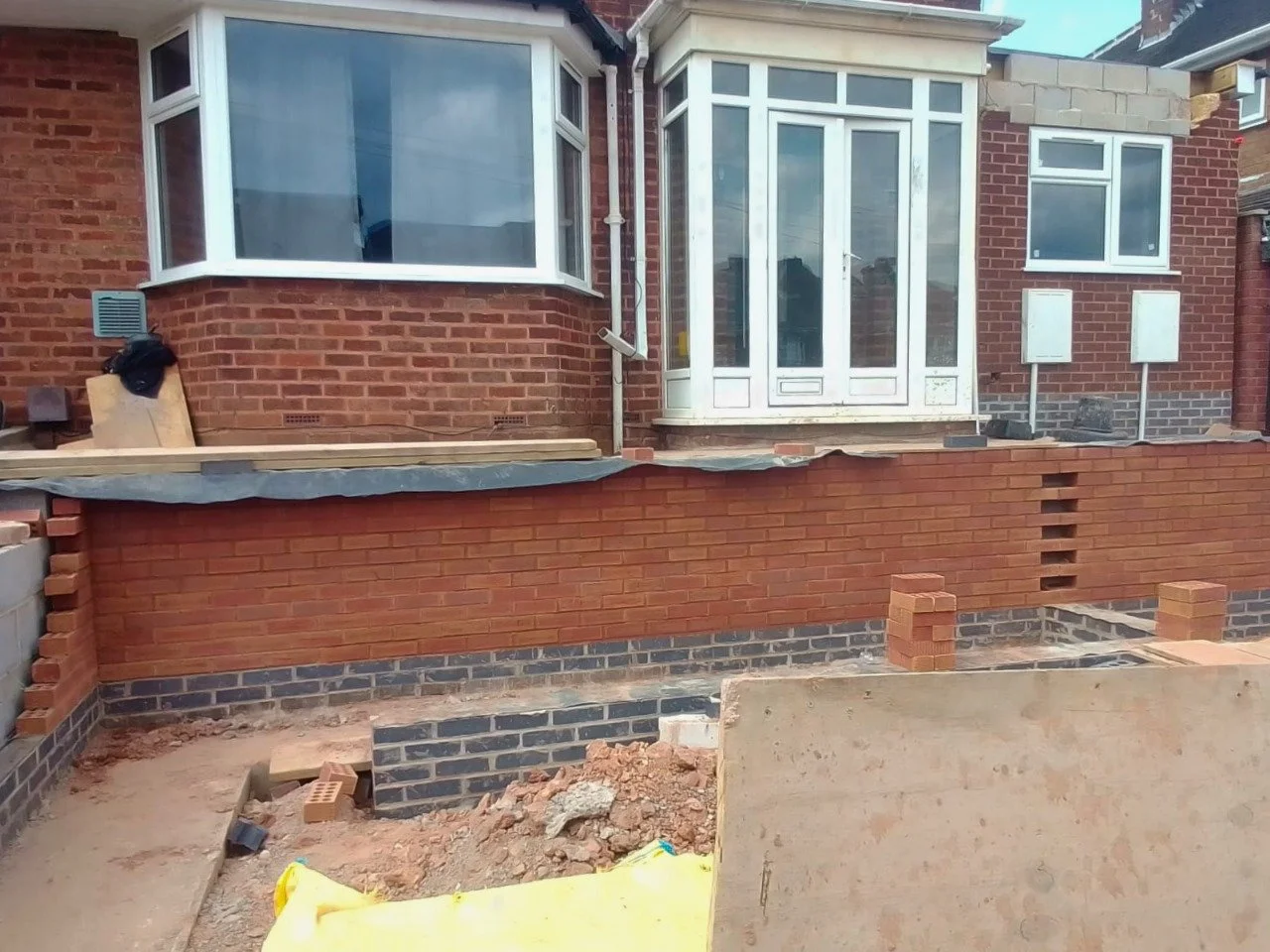 Extension Project Progress 🧱✨
Our team has been hard at work building the new extension, from laying the brickwork to constructing internal partitions with timber framing and Aquapanel boards. The structure is really starting to take shape, and we&r