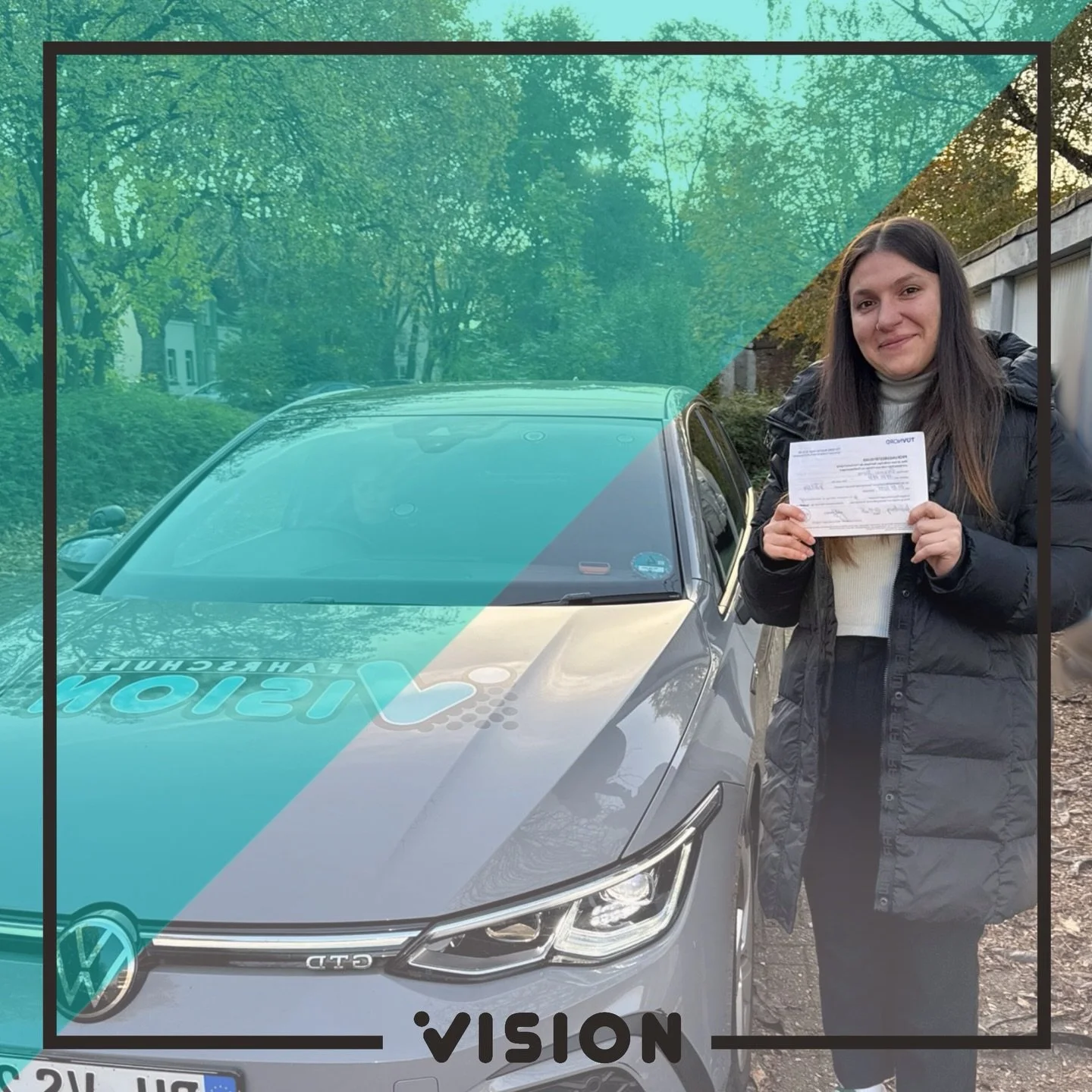 Wieder eine gl&uuml;ckliche Absolventin 🚙✨
Mit Flei&szlig;, Disziplin und der richtigen Vorbereitung hast du es geschafft &ndash; wir sind stolz auf dich! Jetzt hei&szlig;t es: sicher, selbstbewusst und mit einem L&auml;cheln durchstarten 🚙
Allzeit