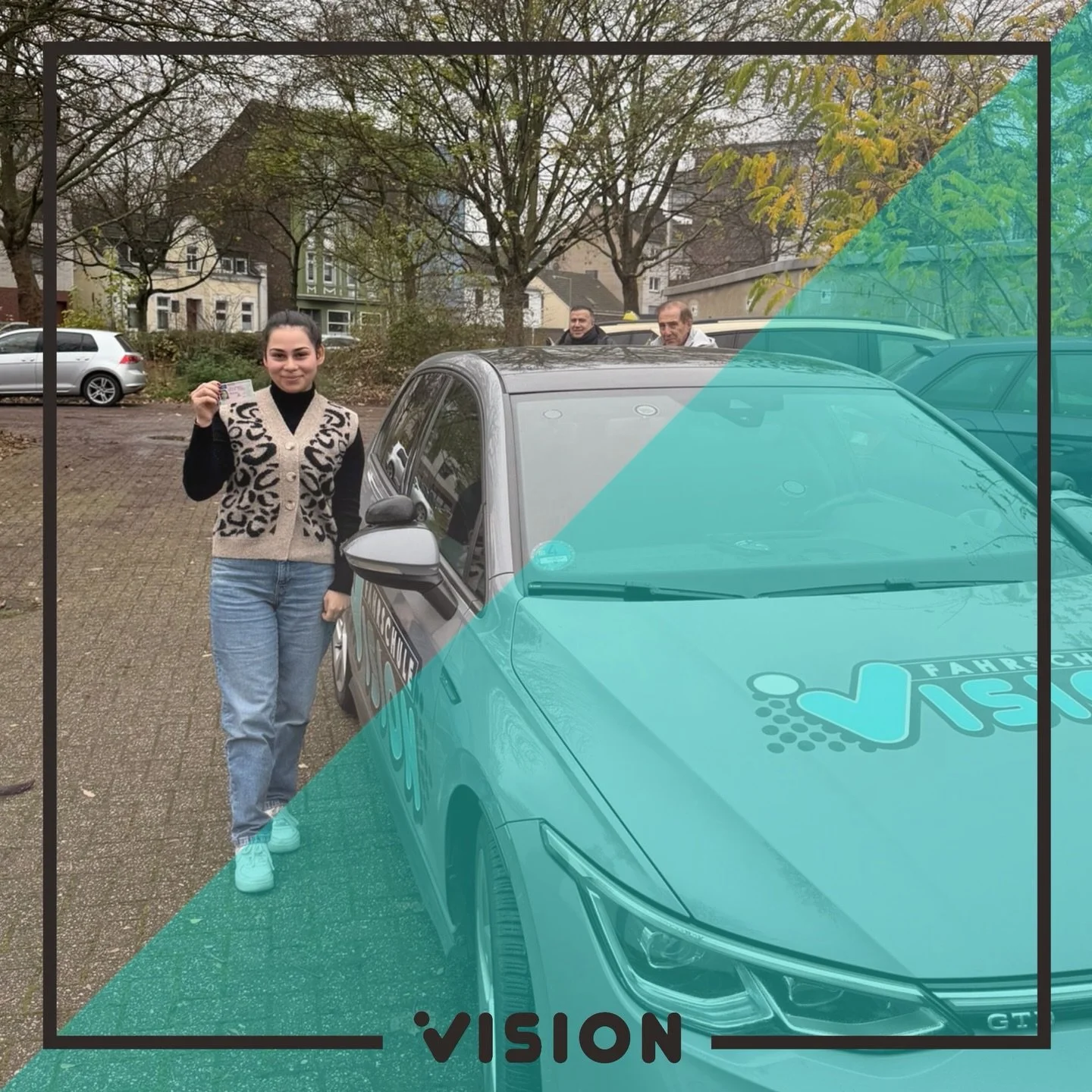 Was f&uuml;r ein Moment! 🎉 Unsere Absolventin hat&rsquo;s geschafft und h&auml;lt ihren F&uuml;hrerschein jetzt ganz offiziell in den H&auml;nden 🚙 Dein Einsatz, deine Ausdauer und dein starker Wille haben dich genau hierhin gebracht &ndash; richti