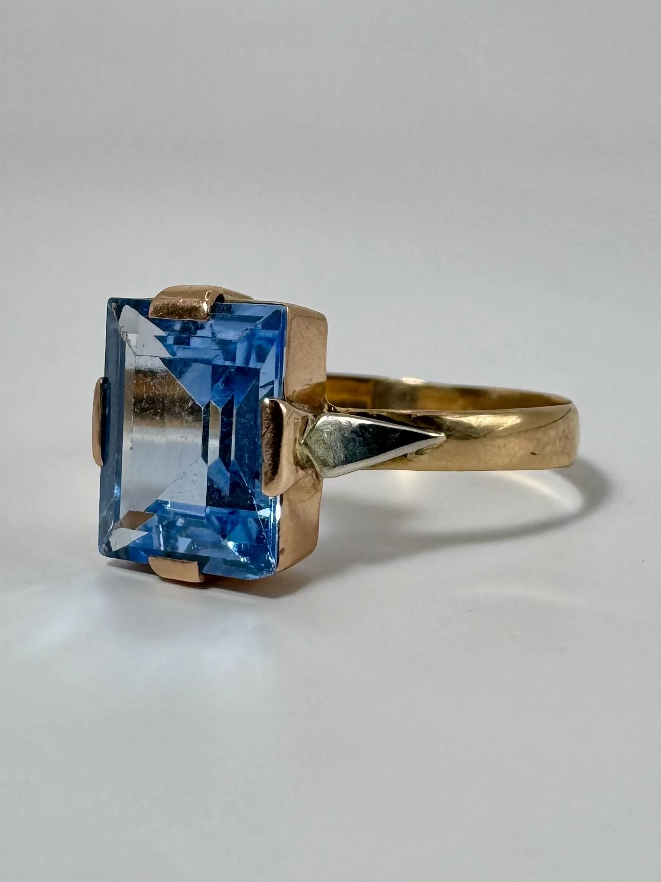 14 carat gold aquamarine ring