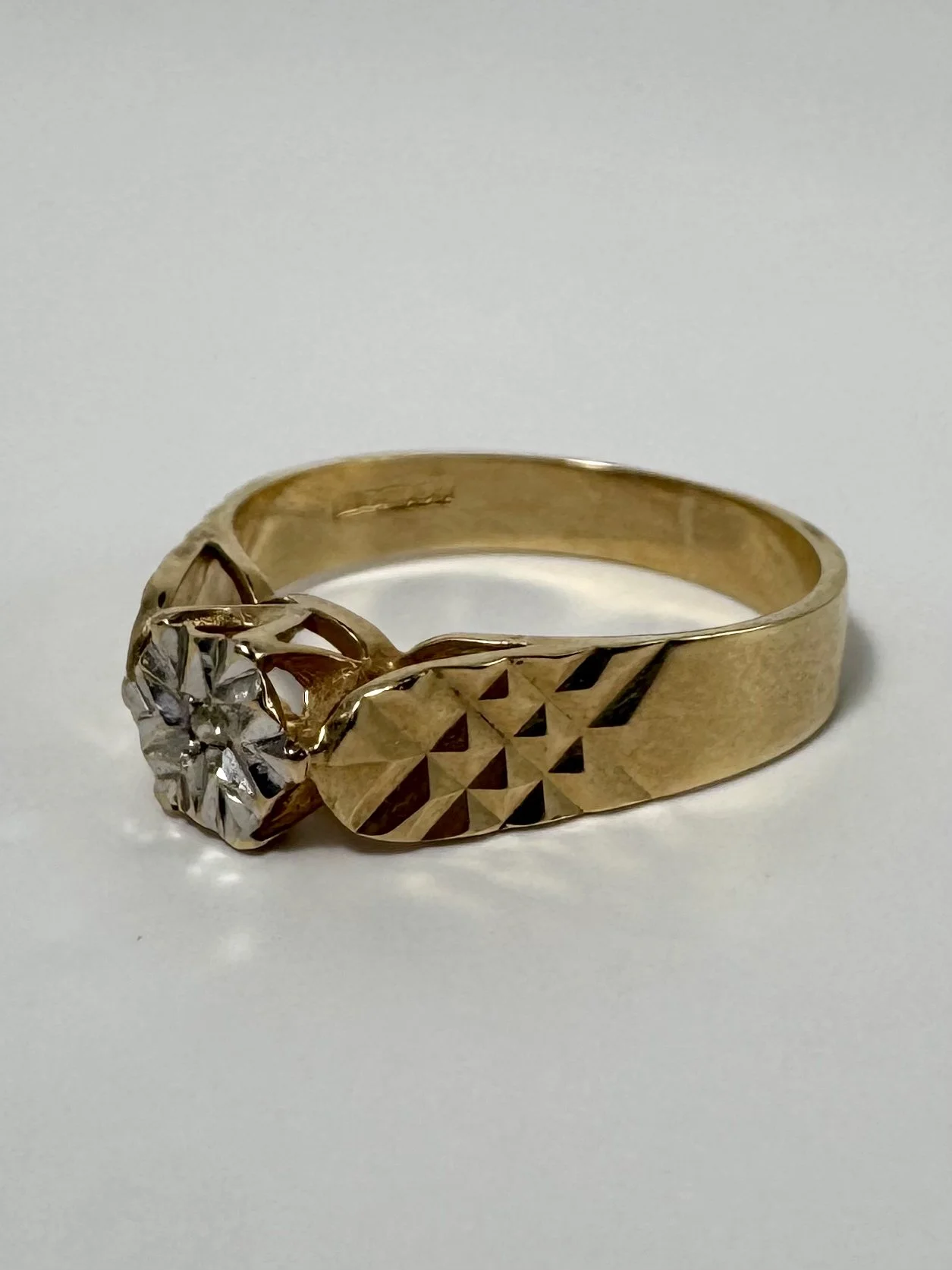 9ct gold ring with diamond