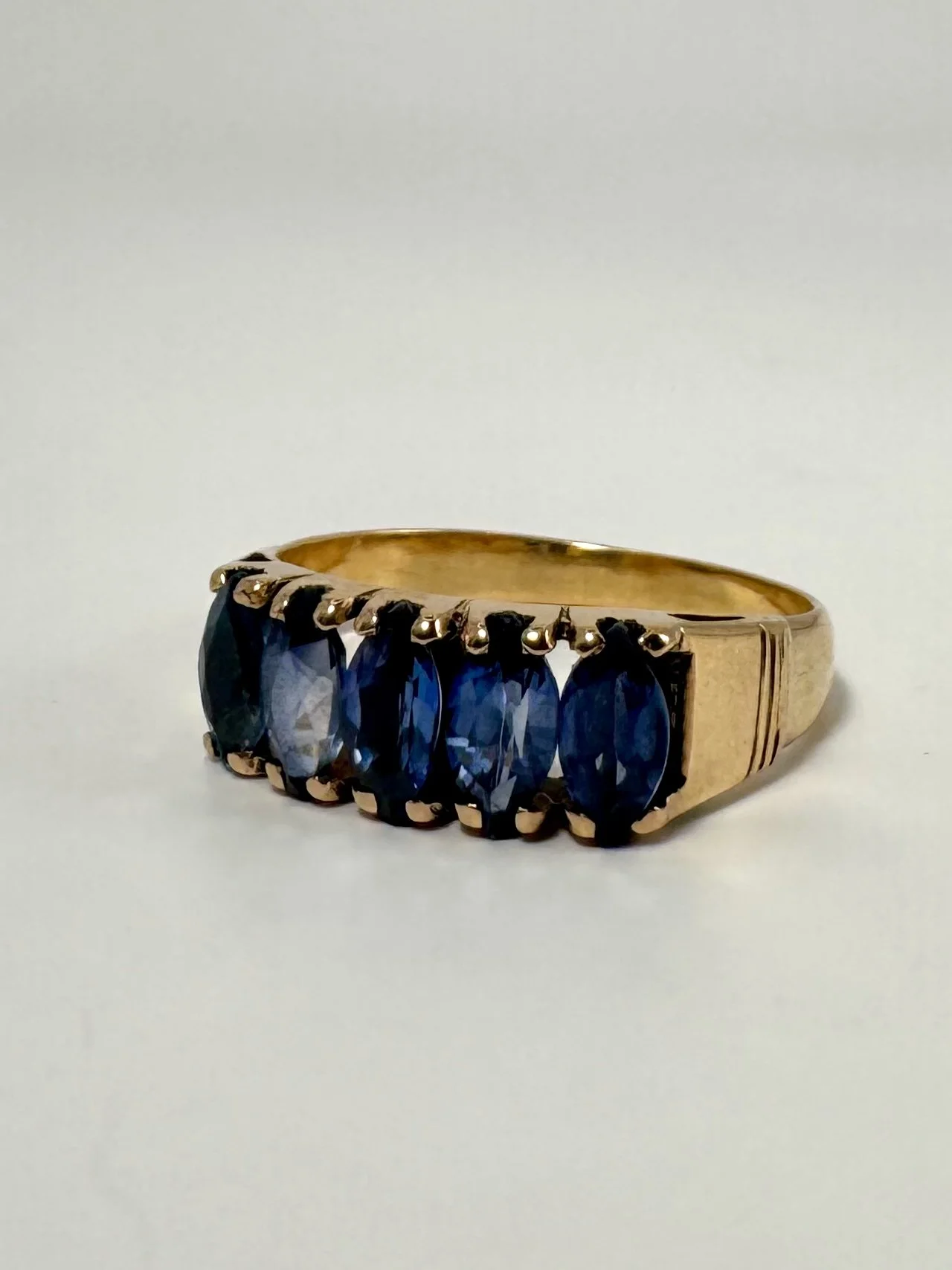 18 carat gold blue spinel ring