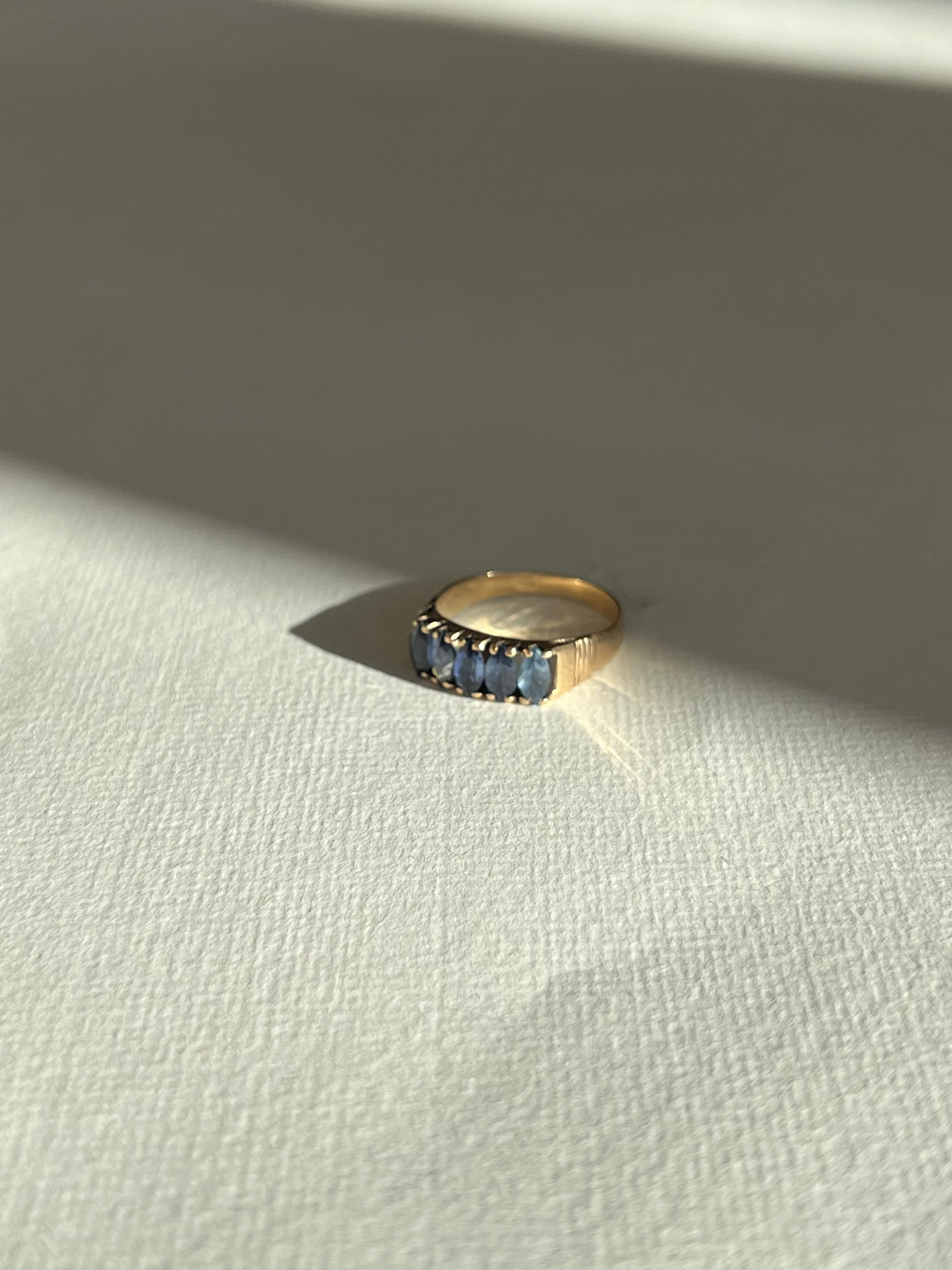 18 carat gold blue spinel ring