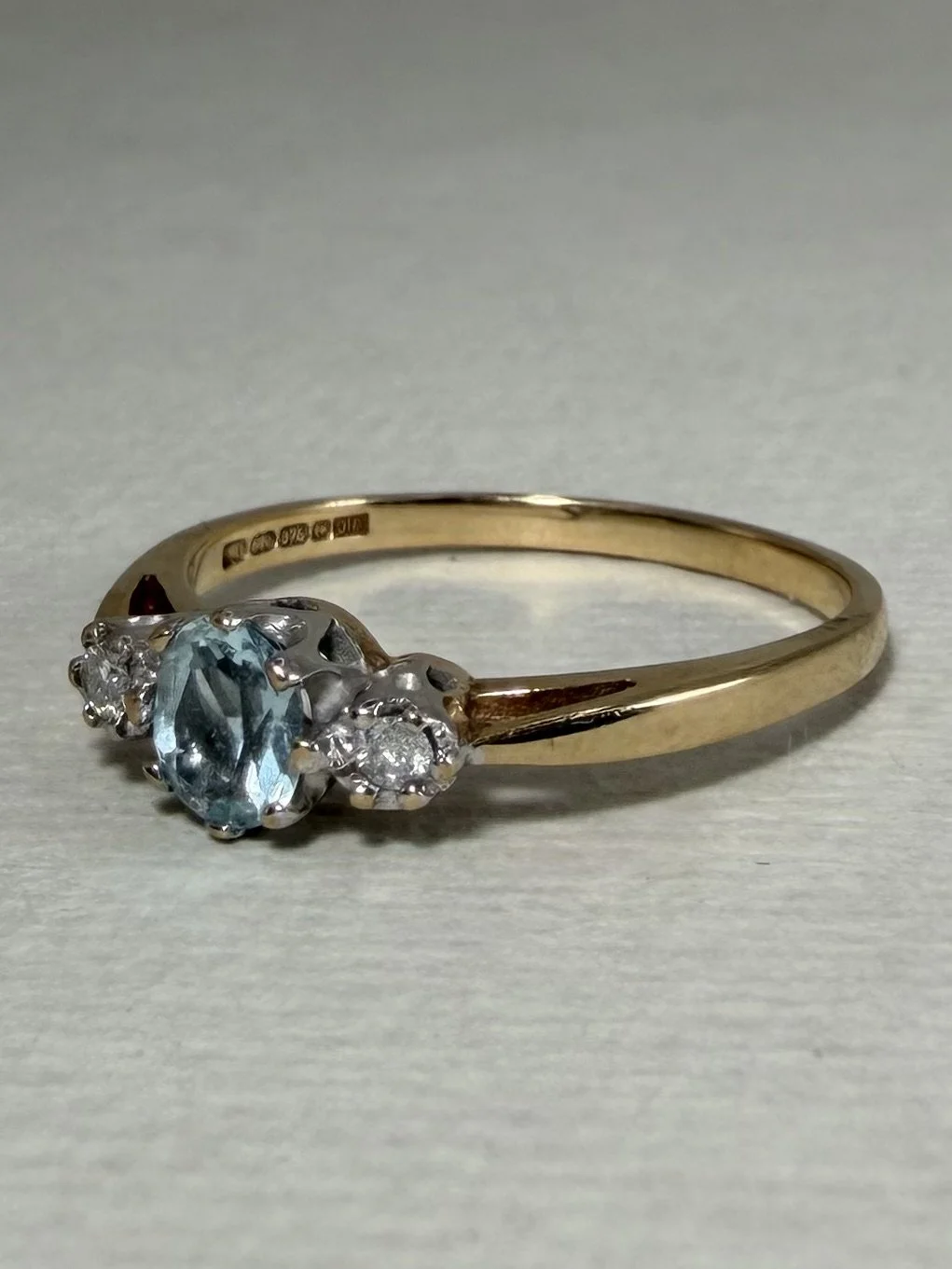 9ct gold ring with aquamarine and diamond