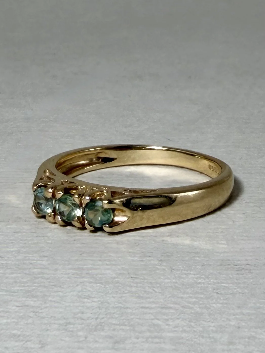 9ct gold ring with green sapphire