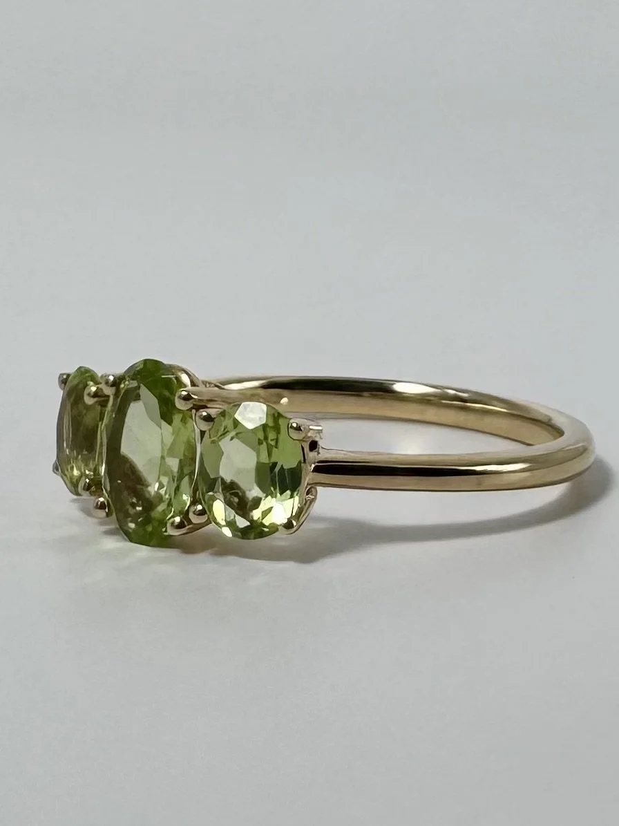 9ct gold ring with peridot