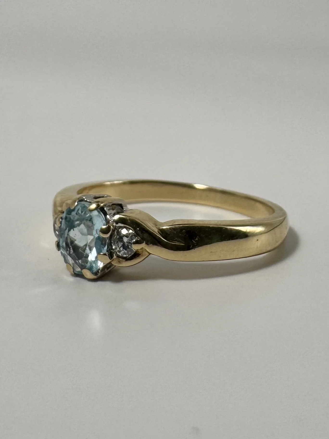9ct gold ring with aquamarine