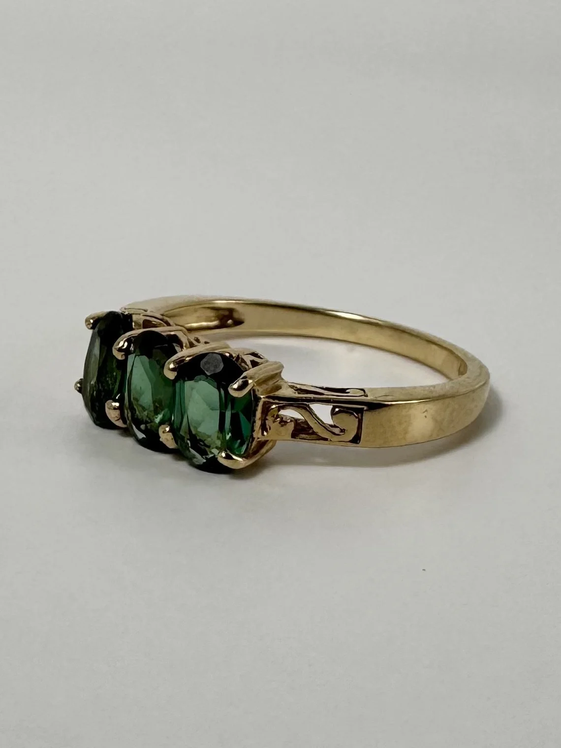 9ct gold ring with green spinel