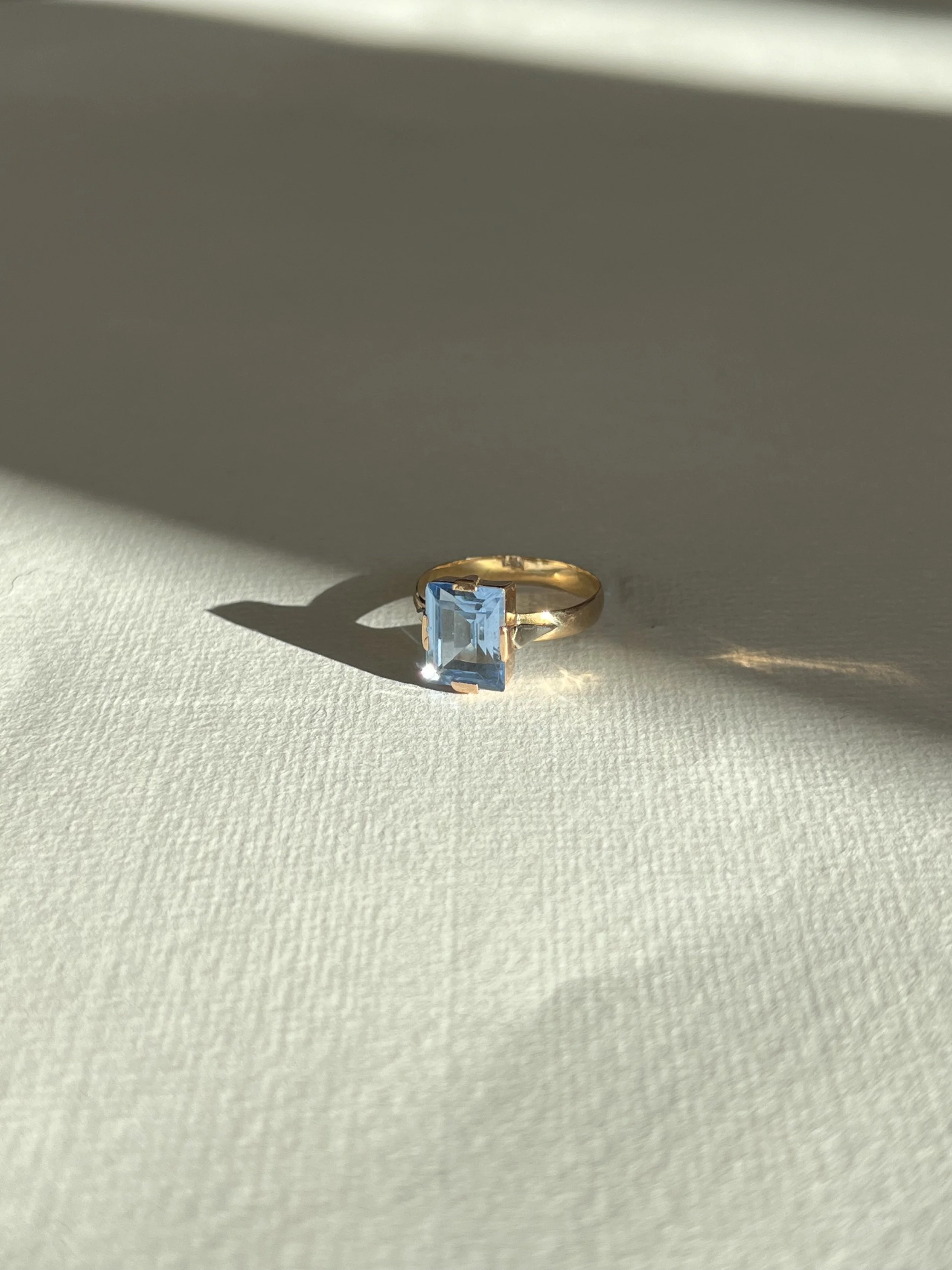 14 carat gold aquamarine ring