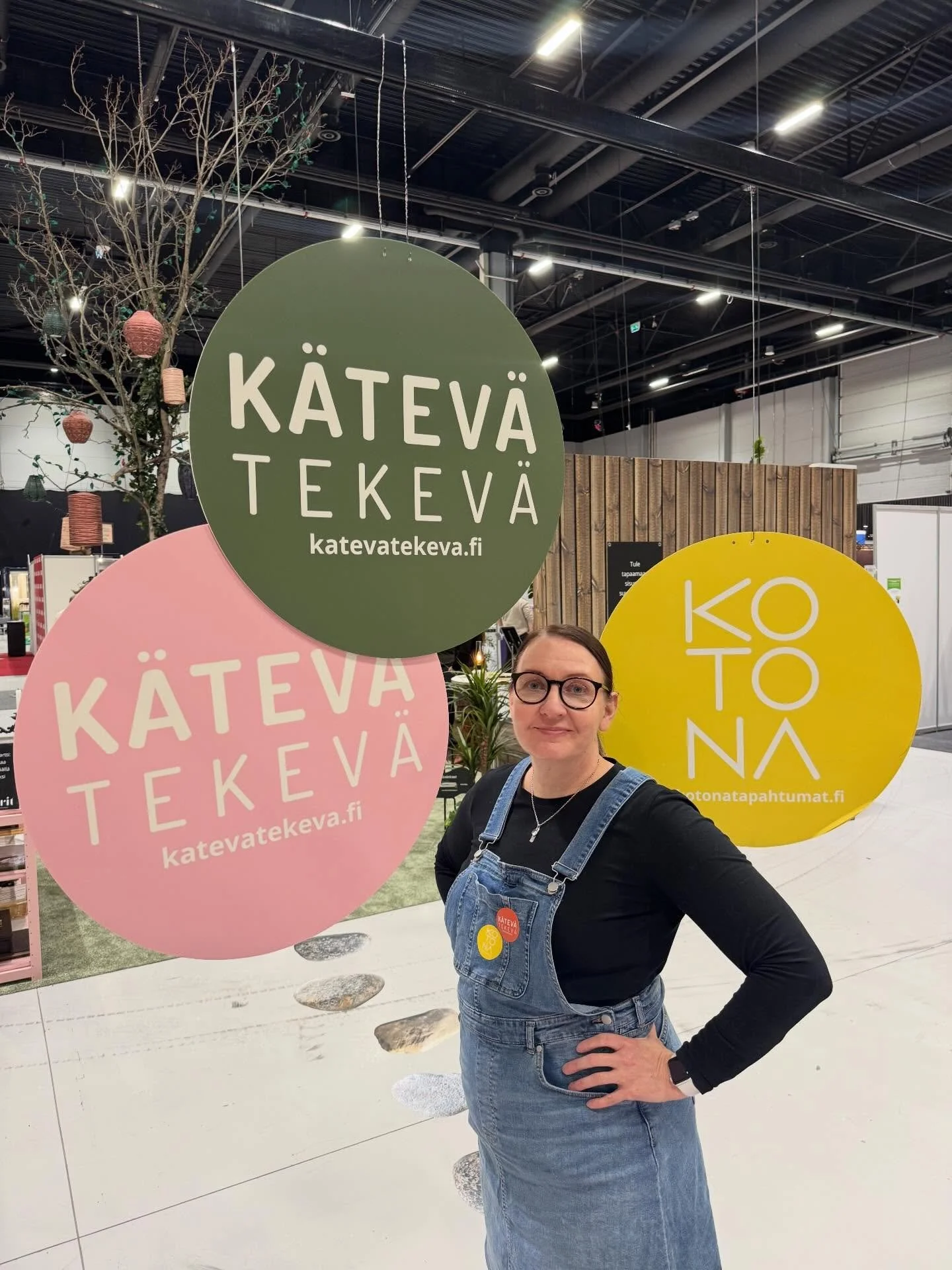 SARI! 🧶 Sari on ennen kaikkea intohimoinen k&auml;sity&ouml;ihminen &ndash; ja ainutlaatuinen osaaja sek&auml; k&auml;dentaitojen- ett&auml; tapahtuma-alalla. H&auml;nen tekemisess&auml;&auml;n yhdistyy rakkaus k&auml;sill&auml; tekemiseen, vahva ko