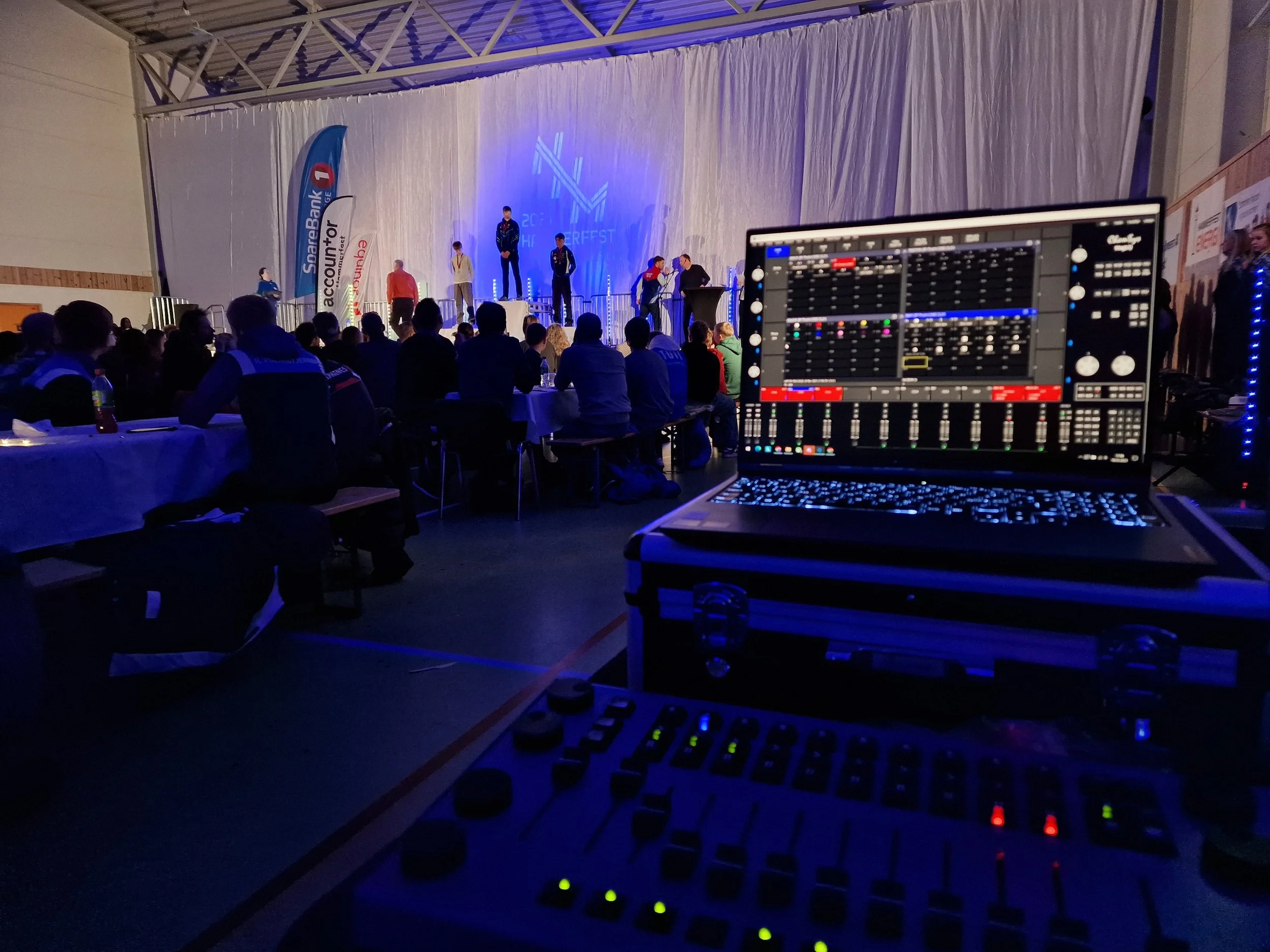 Fra FOH i flerbrukshallen. Scenen er rigget for NNM i ski.