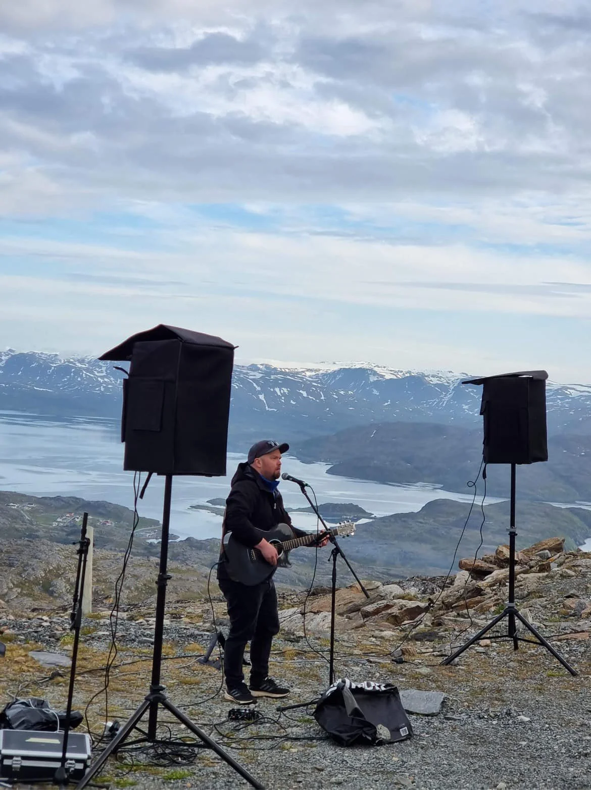 Rolffa akustisk på Tyven