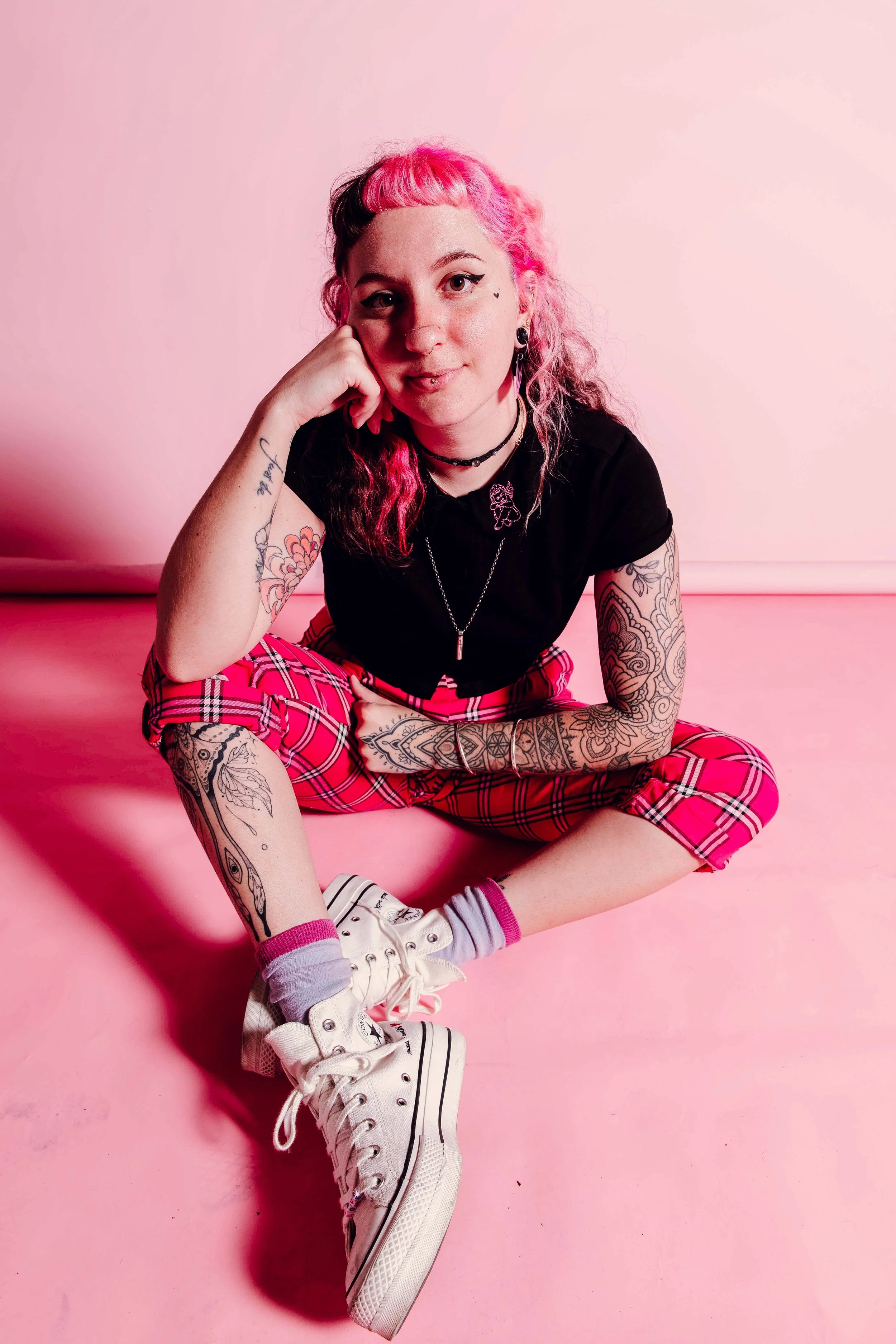 Female tattoo artist, Proffesional tattooist