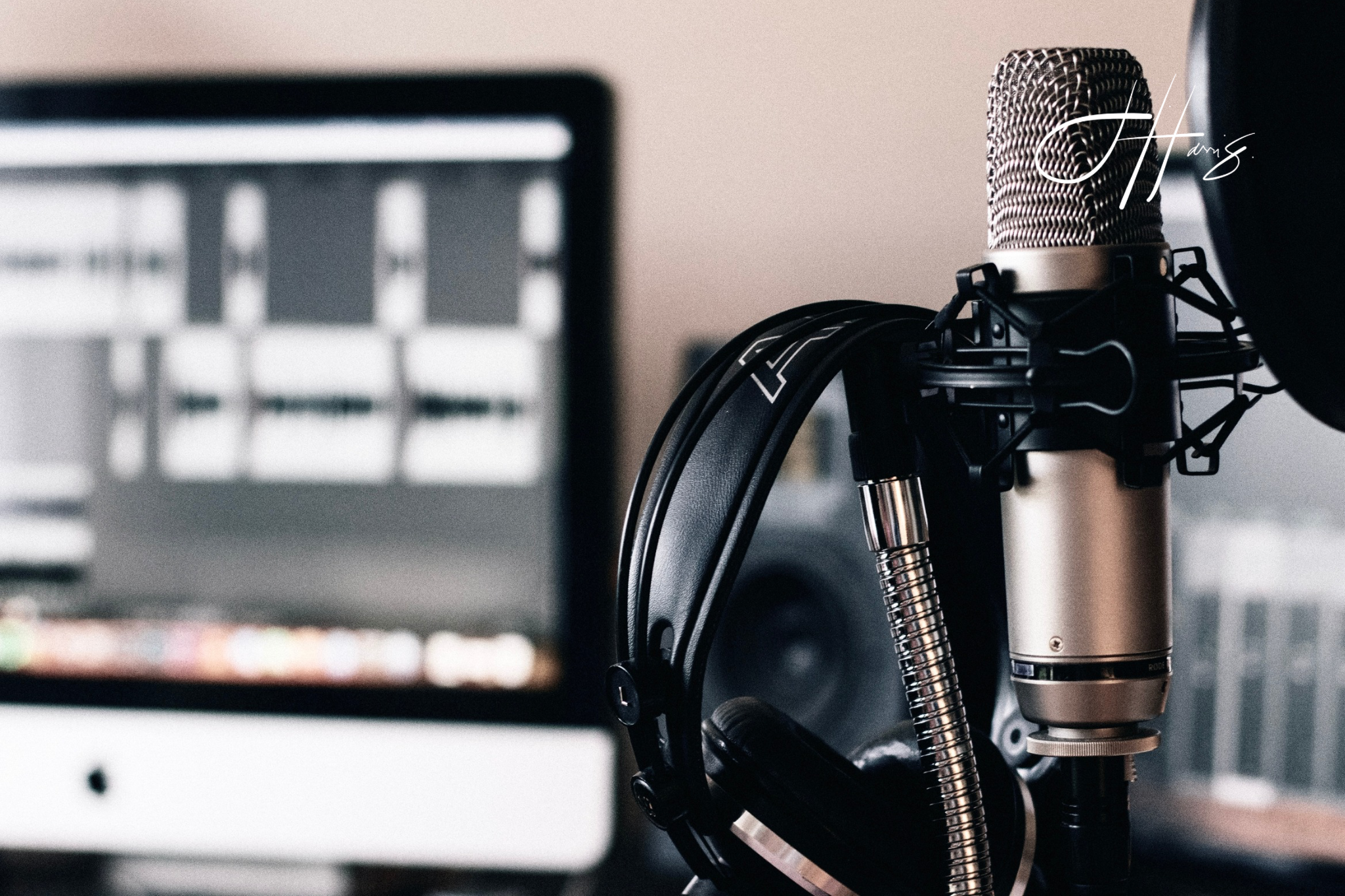 Why Some Guitarists Never Wear Band Shirts (and What They Wear Instead)