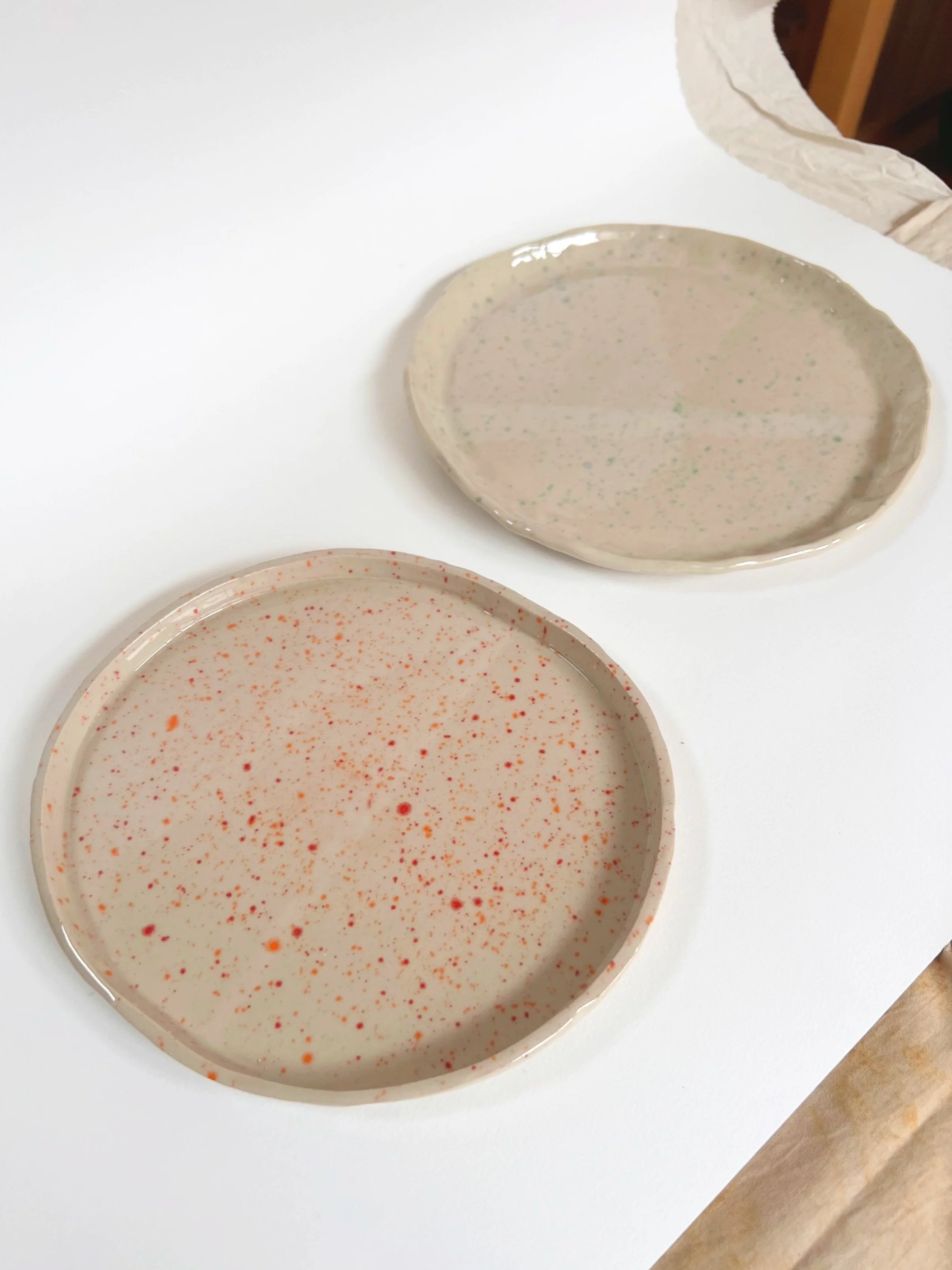 assiette en technique de la plaque Initiation cours modelage en céramique poterie en grès.jpg