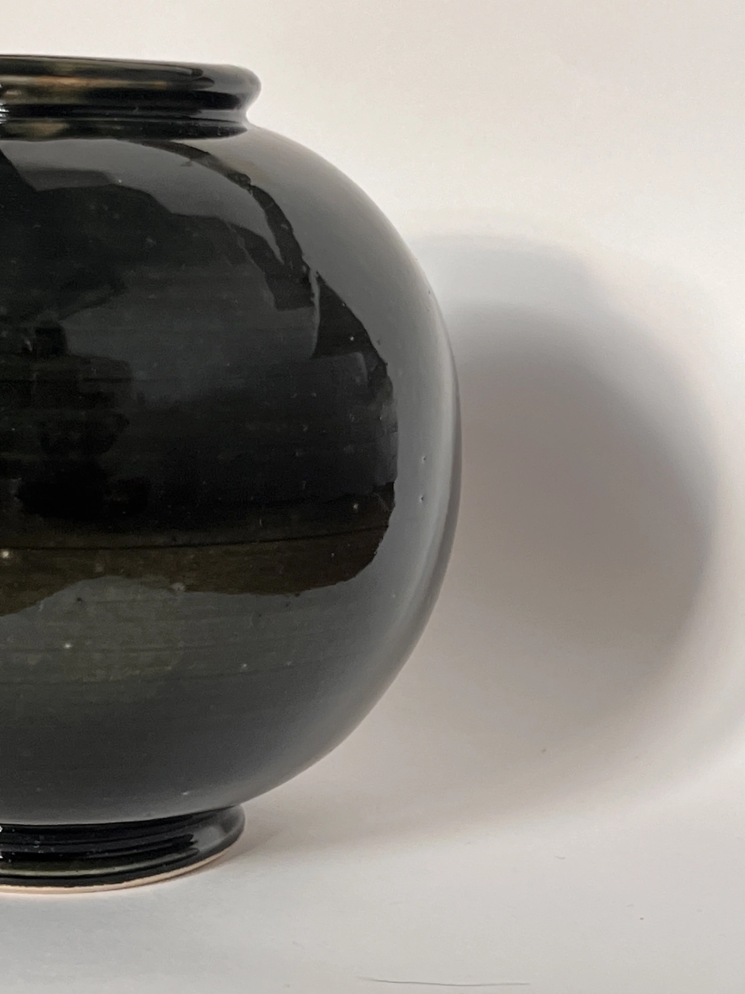zoom profil Vase rond Moon jars artisanal vert céramique – Fait main atelier Paris, pièce unique.jpeg