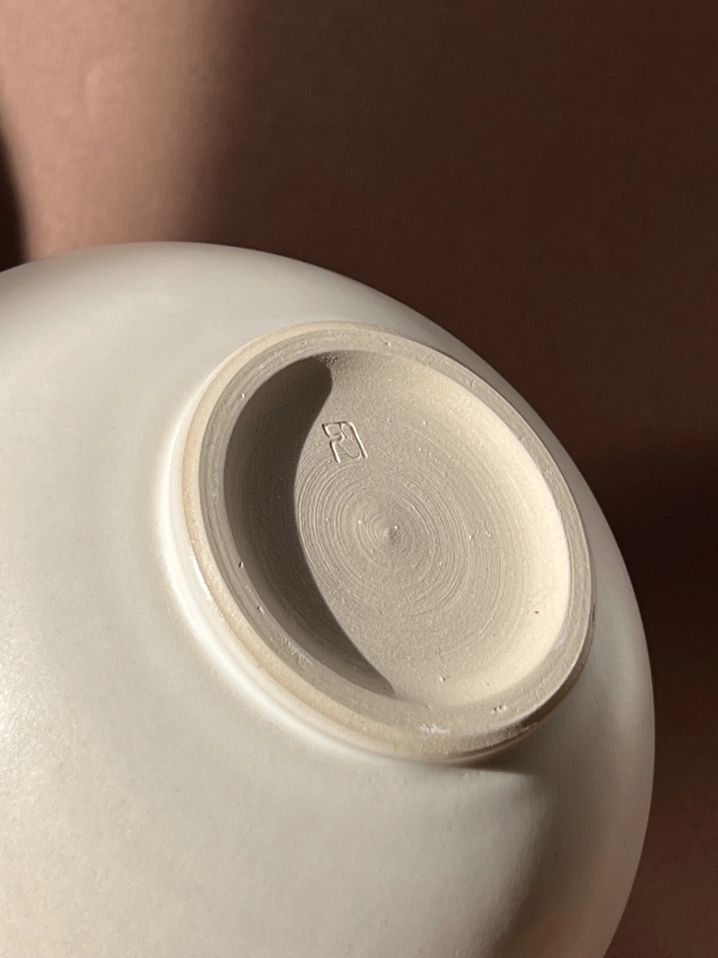 dessous Vase rond Moon jars artisanal blanc céramique – Fait main atelier Paris, pièce unique.jpeg