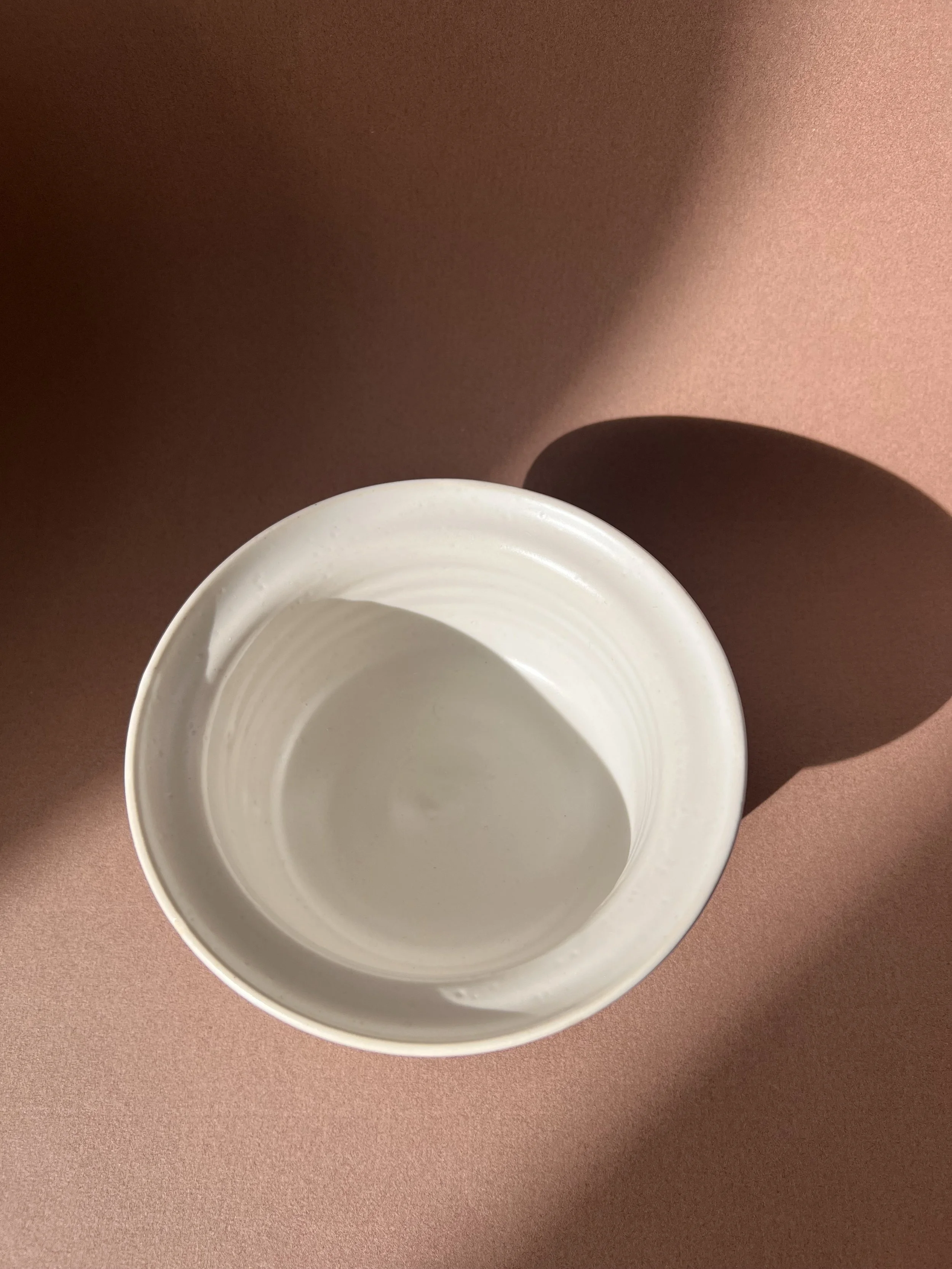 Dessous Bol artisanal blanc céramique – Fait main atelier Paris, pièce unique.jpg