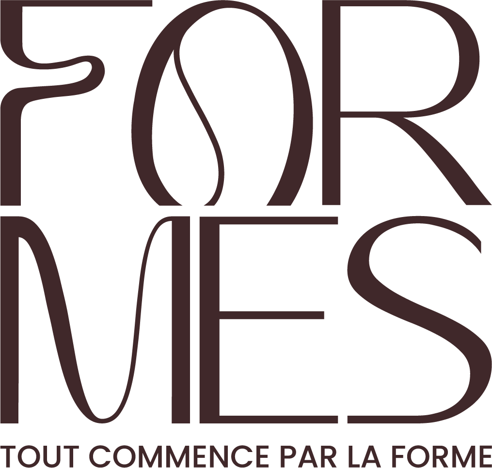 Logo avec textes en français, 'FORMES' en grand, 'TOUT COMMENCE PAR LA FORME' en petit en dessous.