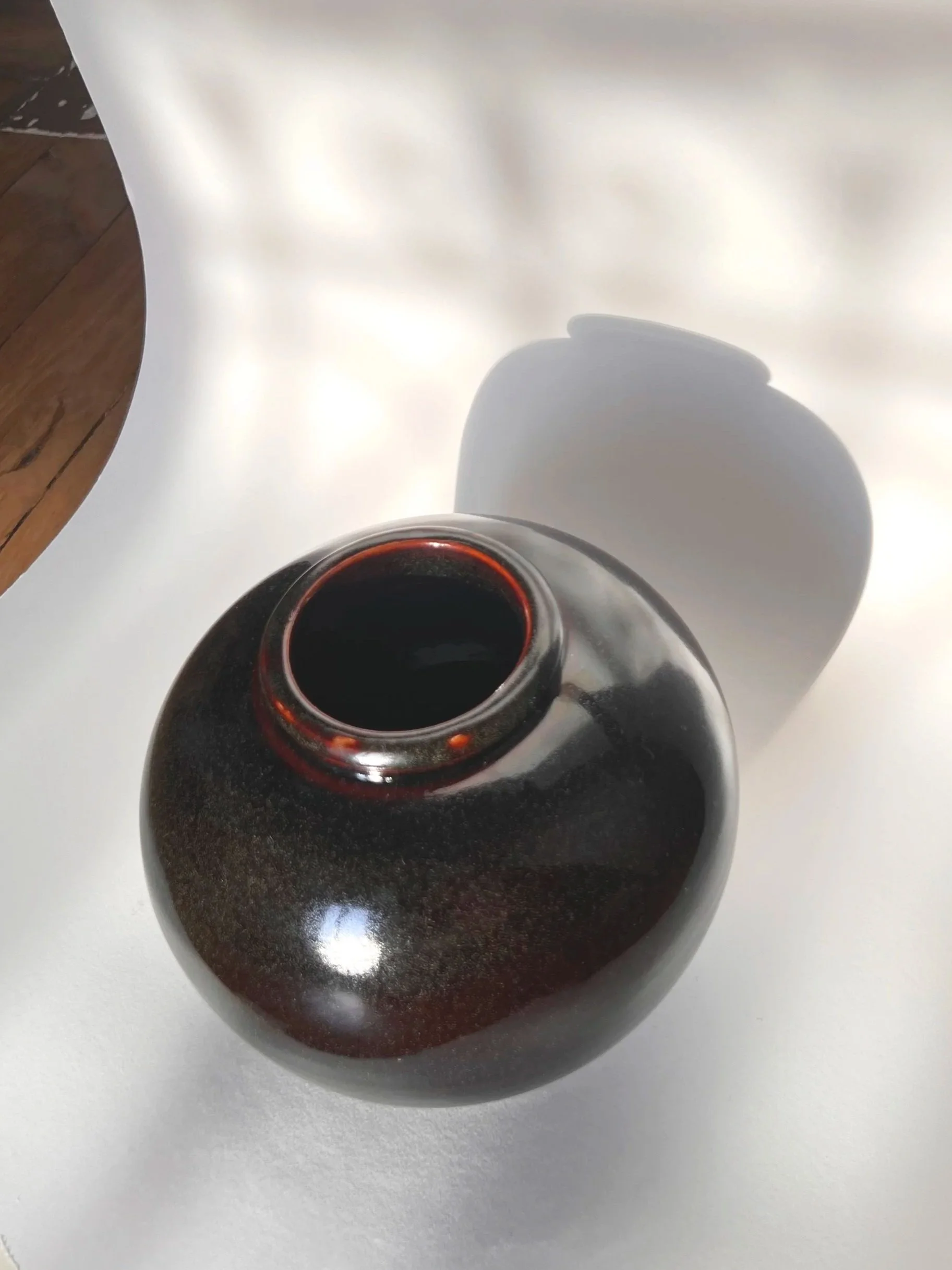 Dessus Vase rond Moon jars artisanal brun rouge céramique – Fait main atelier Paris, pièce unique.jpg