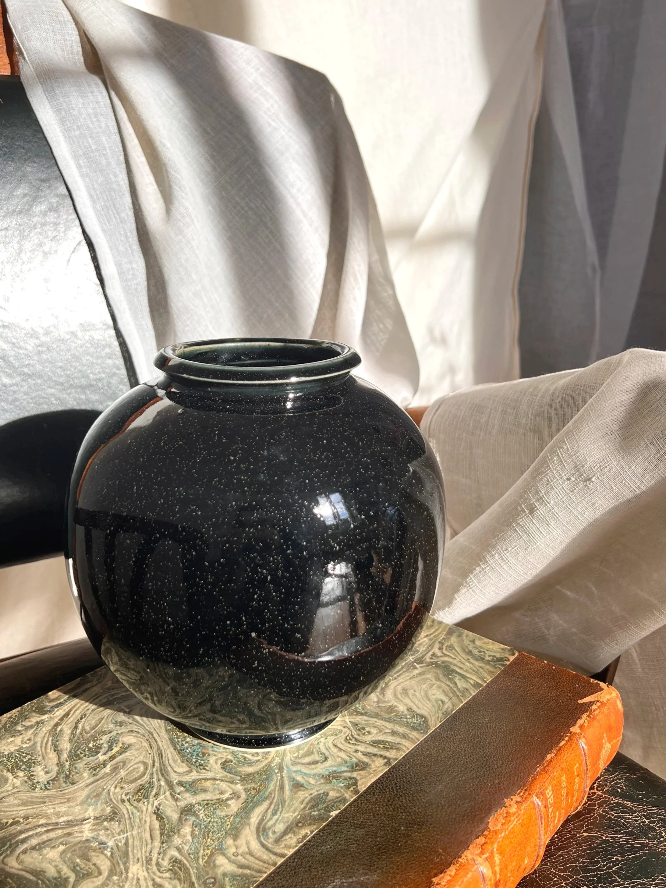 Face Vase rond Moon jars artisanal noir céramique – Fait main atelier Paris, pièce unique.jpg