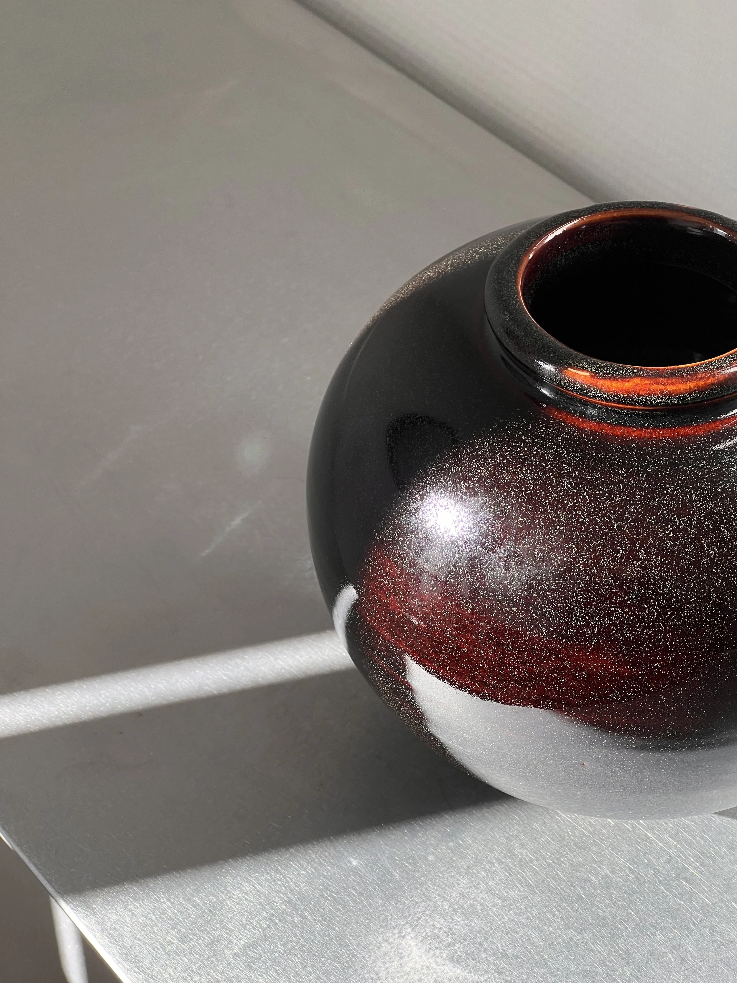zoom Vase rond Moon jars artisanal brun rouge céramique – Fait main atelier Paris, pièce unique.jpeg