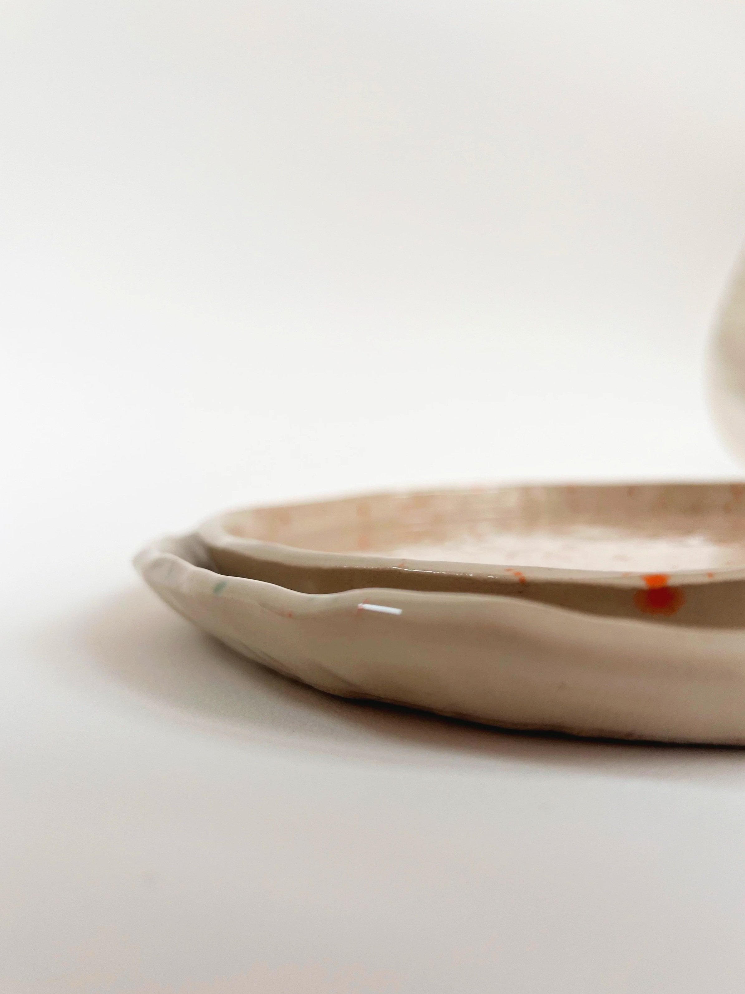 assiette en technique de la plaque Initiation cours modelage en céramique poterie en grès.jpg