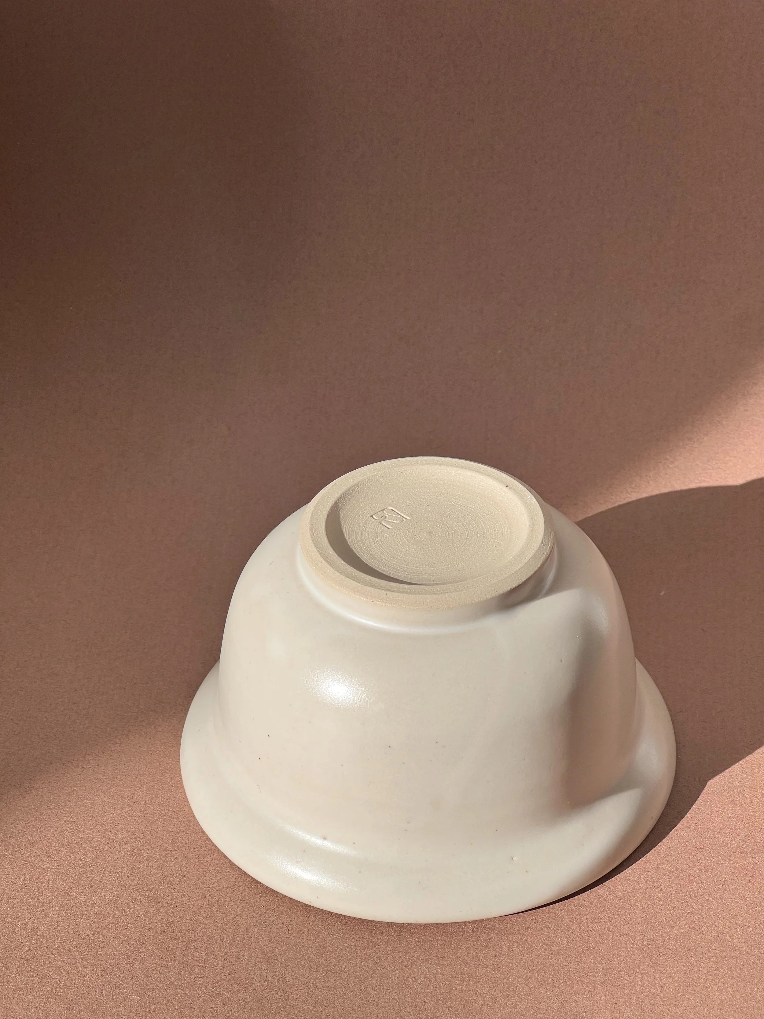Dessous Petit Bol artisanal blanc céramique – Fait main atelier Paris, pièce unique.jpg