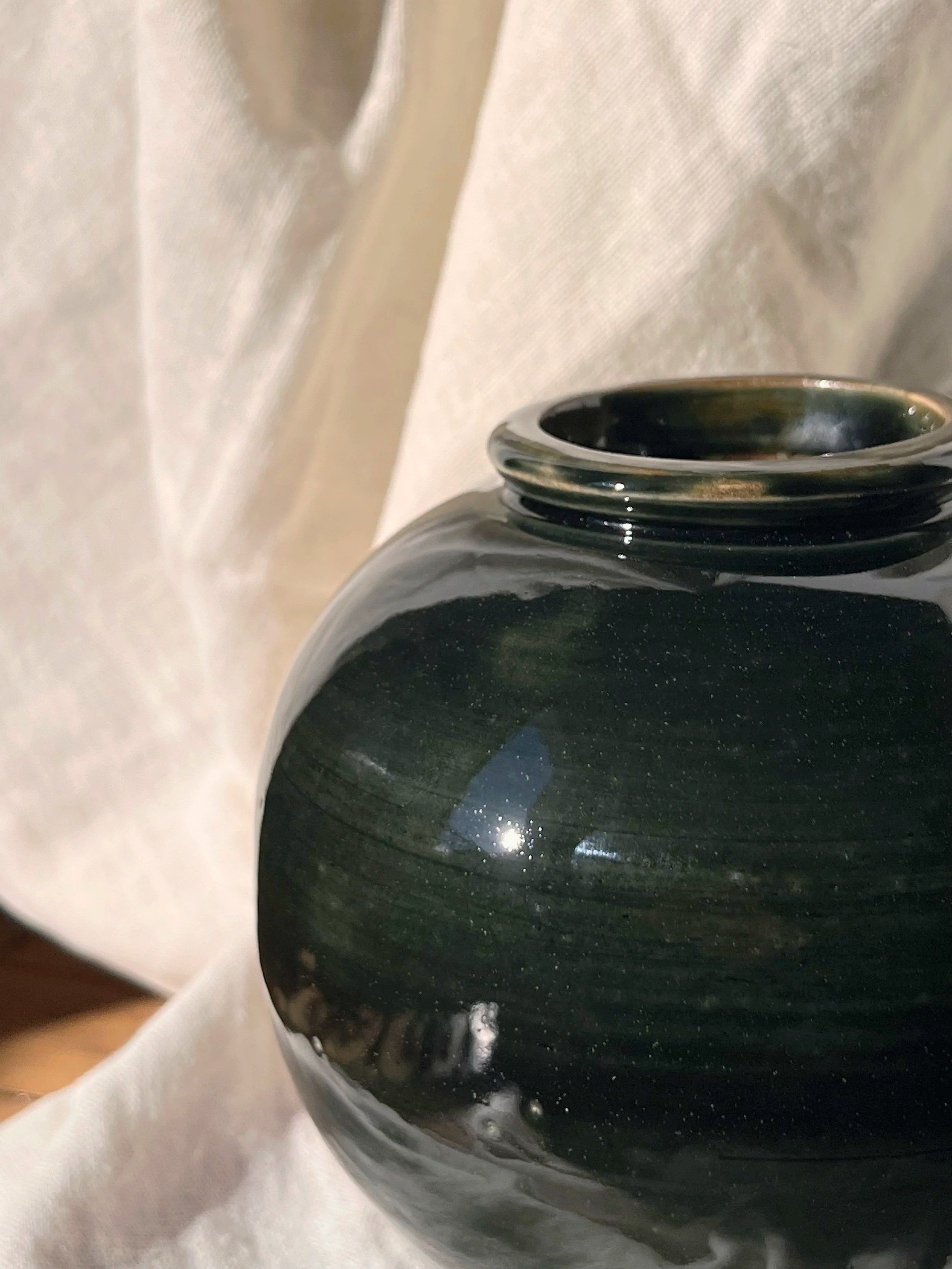 Zoom Vase rond Moon jars artisanal vert céramique – Fait main atelier Paris, pièce unique.jpg