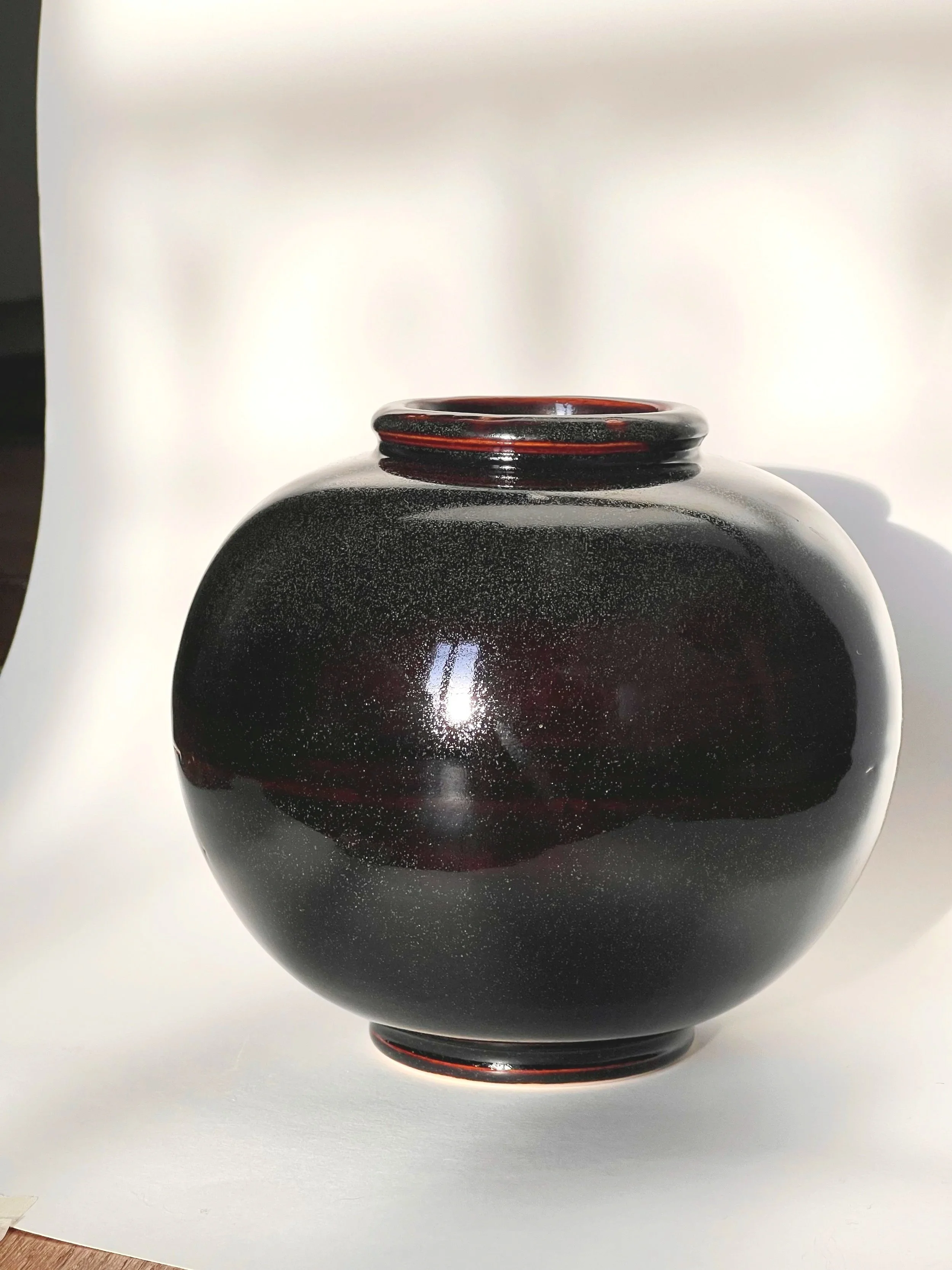 Face Vase rond Moon jars artisanal brun rouge céramique – Fait main atelier Paris, pièce unique.jpg