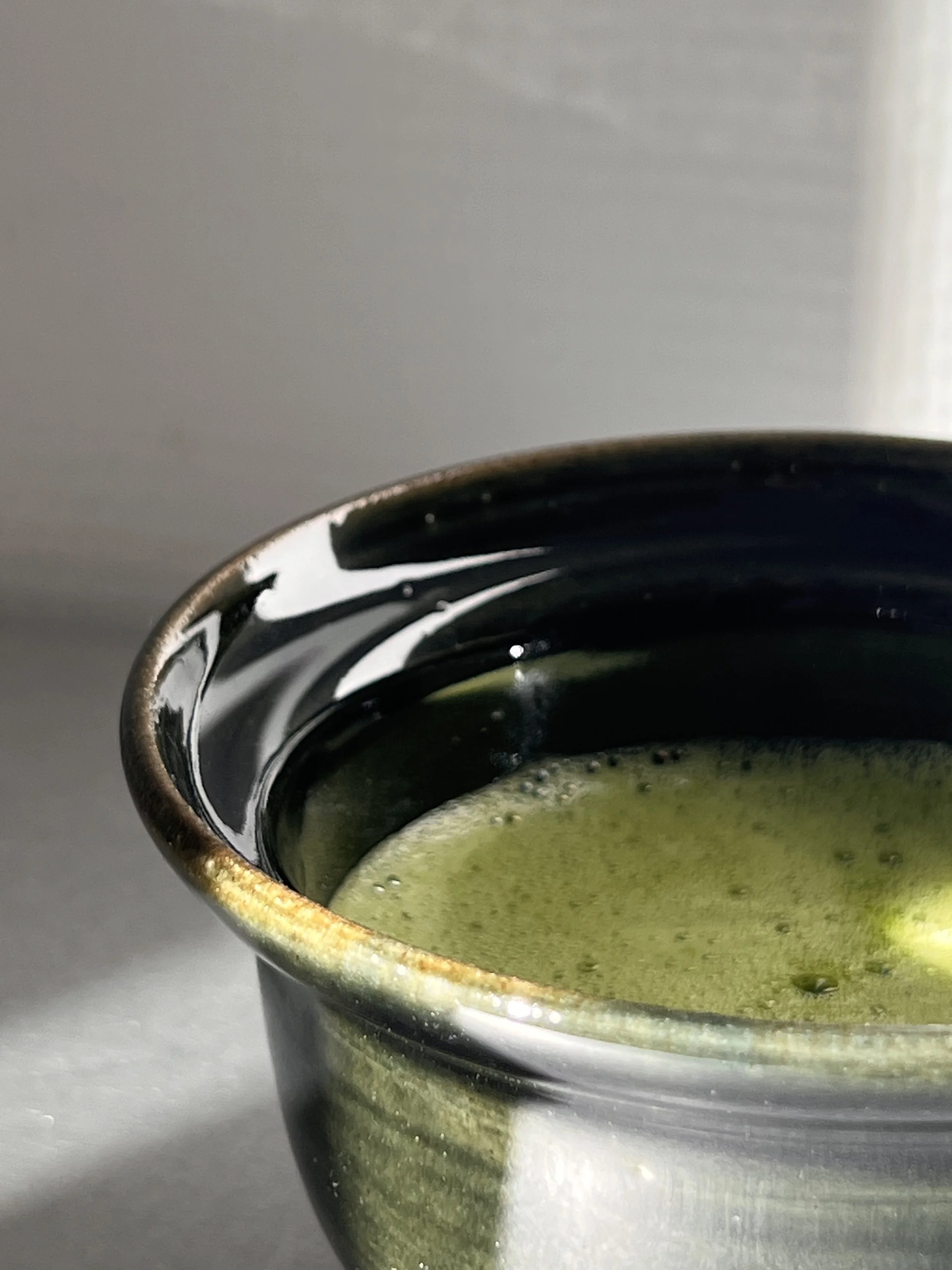 zoom Petit Bol artisanal vert céramique – Fait main atelier Paris, pièce unique.jpeg