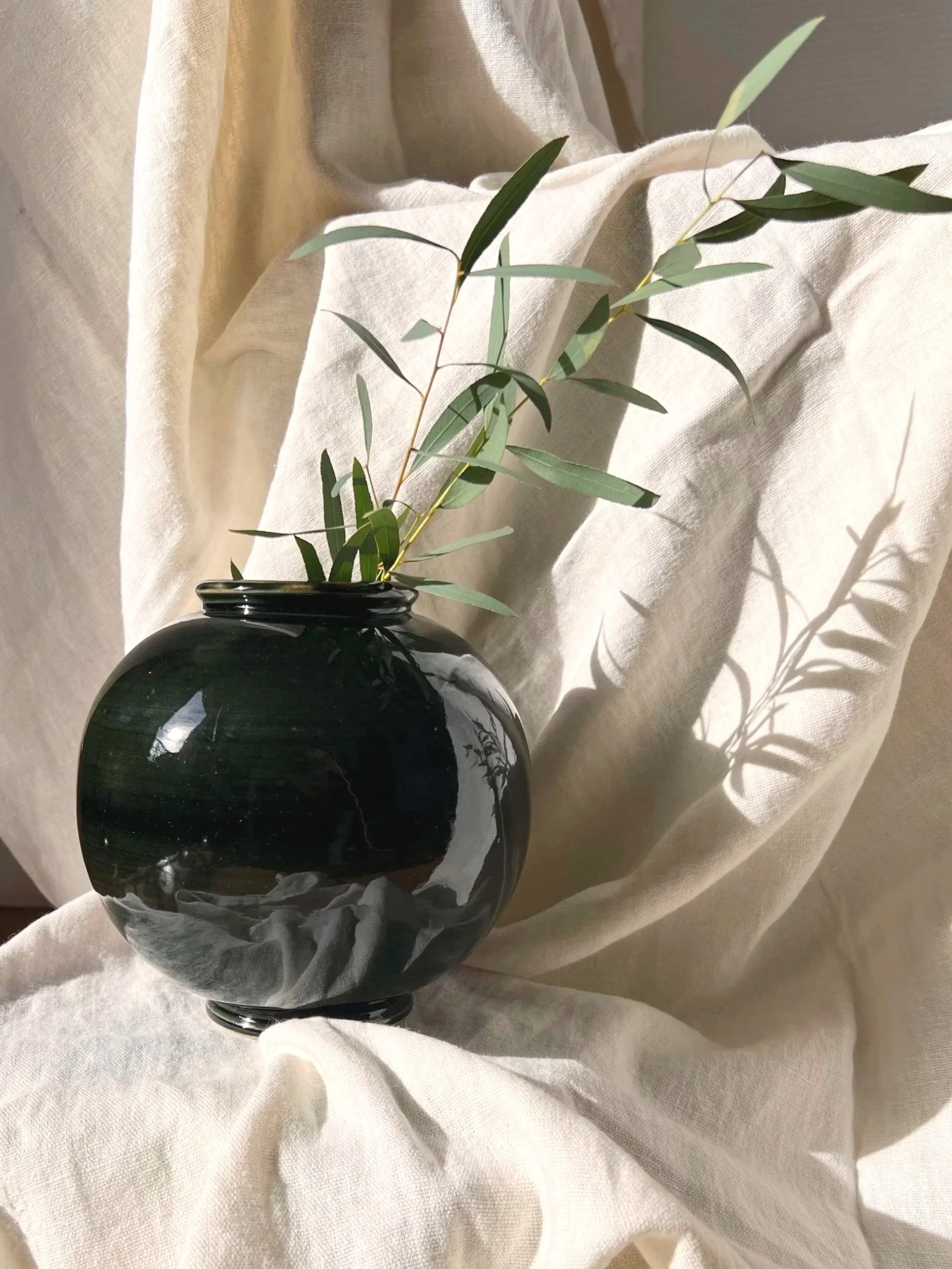 Vase rond Moon jars artisanal vert céramique – Fait main atelier Paris, pièce unique.jpg