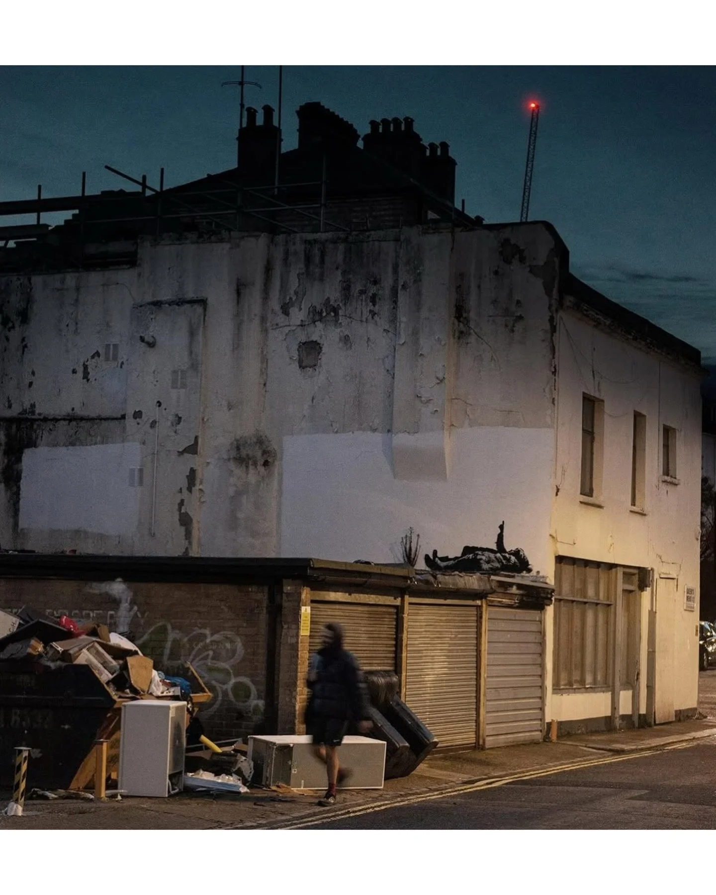 20251228 EP4｜超愛搞低調的 Banksy 最新街頭創作在描繪無家可歸？日本雕塑大師舟越桂的凝視，我親眼見神

⏰ 節目明天晚上八點上架，記得聽！

1. @banksy 最新作品於 Queen&rsquo;s Mew 車庫的街拍照
2. 最新作品「兩個孩童指向天空」的近照
3. 另一處同樣作品於倫敦中央大樓的照片（未核實）
4. 2005年於以巴邊界的反戰作品
5. 2025年11月在皇家司法院的諷刺作品
6. 皇家司法院外作品被清除後仍剩輪廓
7. 雕塑家 羅丹（1840-1917