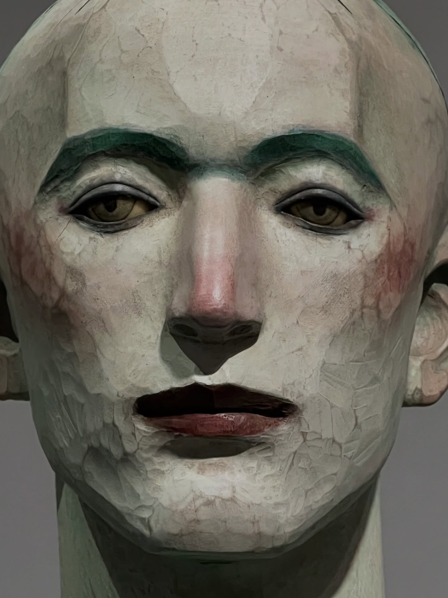 20251219 #舟越桂 @kdmofaart 

如果神有相貌
我認為就是 Katsura FUNAKOSHI 所詮釋的樣子

對我而言，神是有性別但超越性別的
舟越桂刻畫的雌雄同體展現不可褻瀆的榮美
卻讓凝望的人充滿不安
打破二元論的存在
勾起人類洞見桎梏靈魂的恐懼
回憶起亞當與夏娃吞下禁果後的第一個份情感：羞愧

愧於自己是赤裸的人類
孤獨感從對自我與自然分離的瞬間佈滿全身
在「知」的那一刻，爆發了對神的憤怒
被智慧背叛的人
得知自願有罪

而神的眼睛就這麼靜靜地望著你
望著你只能在是非