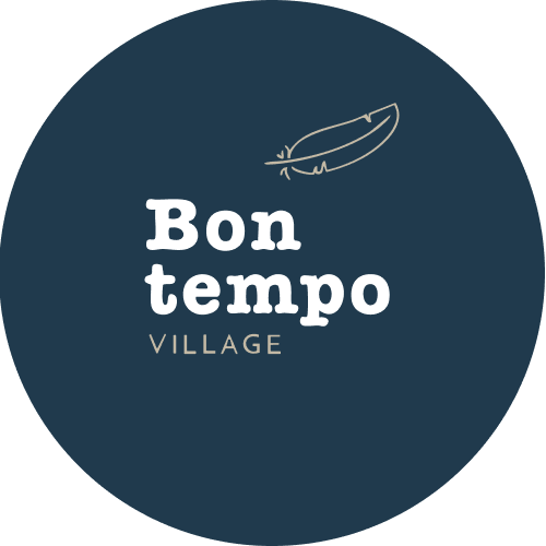Logo circulaire avec un texte 'Bon tempo Village' et une illustration simple d'une feuille ou d'une branche en haut à droite.