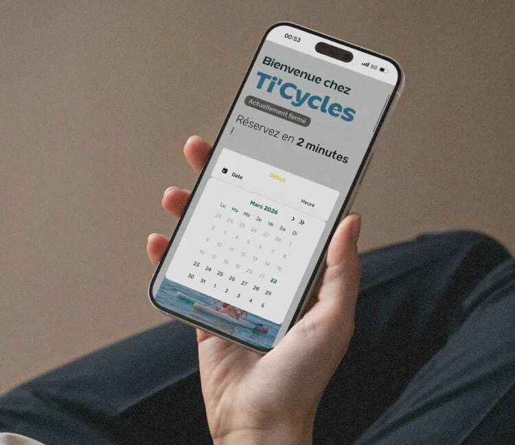 Un téléphone portable affichant une application de réservation (Lokki), avec un calendrier pour mars 2026