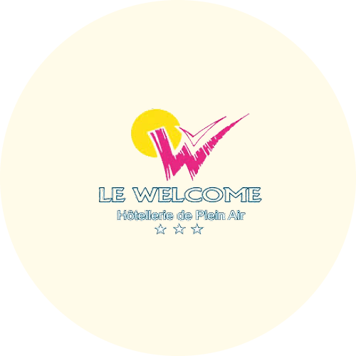 Logo avec un soleil jaune derrière une montagne rose, le texte 'LE WELCOME' en bleu, et en dessous 'Hôtellerie de Plein Air' avec trois étoiles.