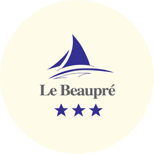 Logo avec un voilier bleu, le texte 'Le Beaupré' sous le voilier, et trois étoiles en dessous du texte.