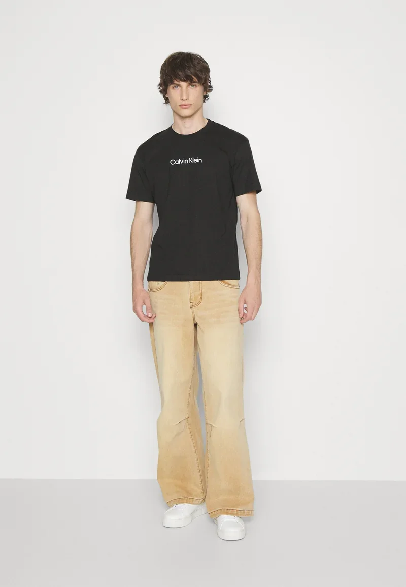 Calvin Klein შავი მაისური პრინტით all.webp