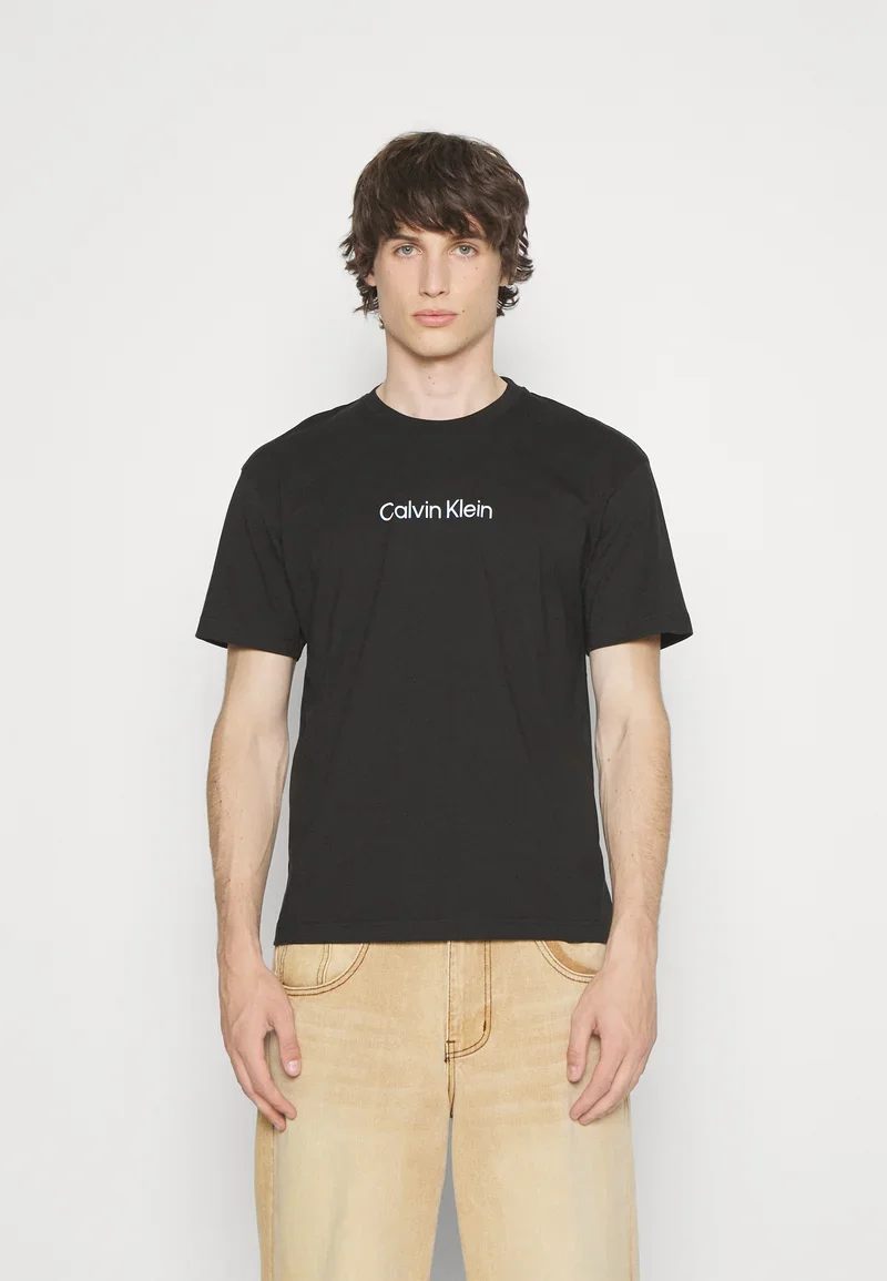 Calvin Klein შავი მაისური პრინტით-front.webp