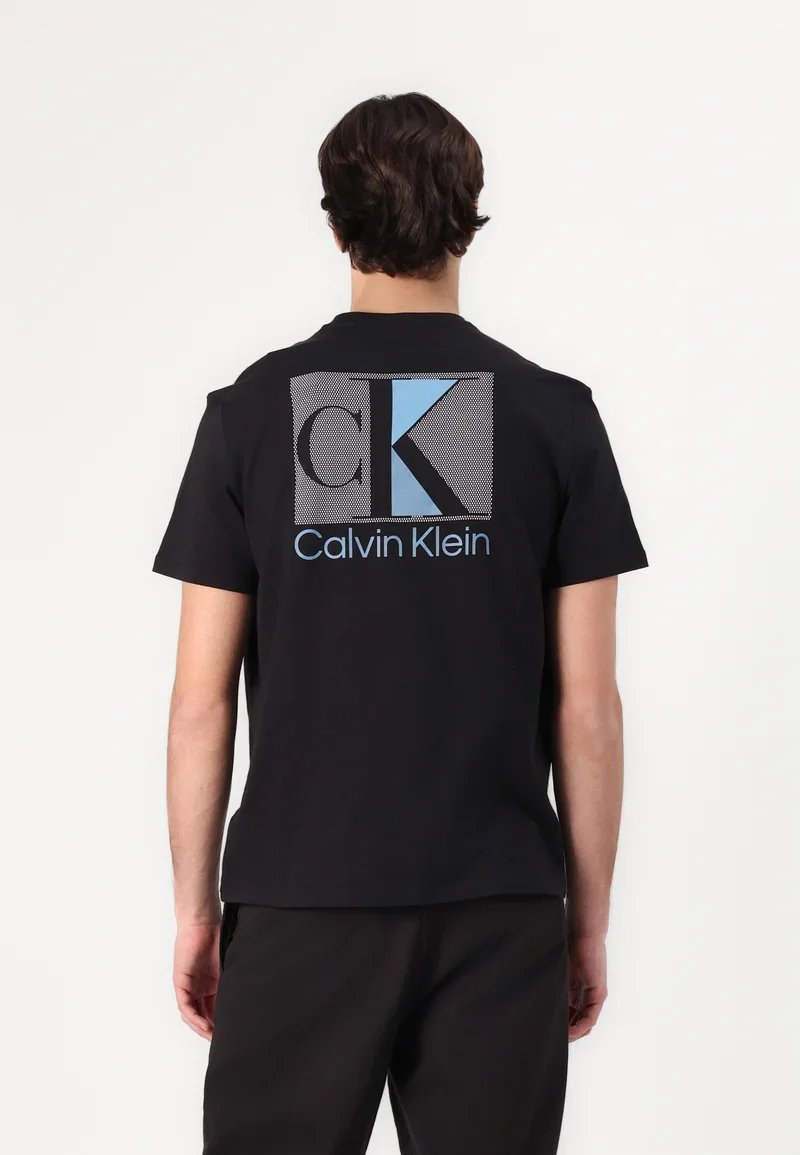 Calvin Klein HERO LOGO მაისური_back.webp