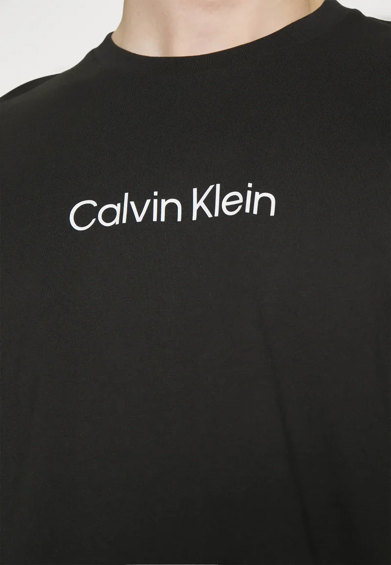 Calvin Klein შავი მაისური პრინტით_print.webp