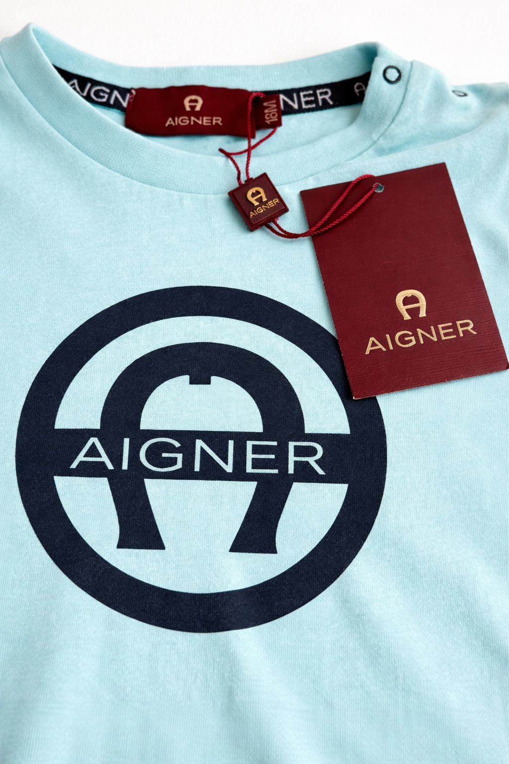Aigner ბავშვის მაისური-logo.png