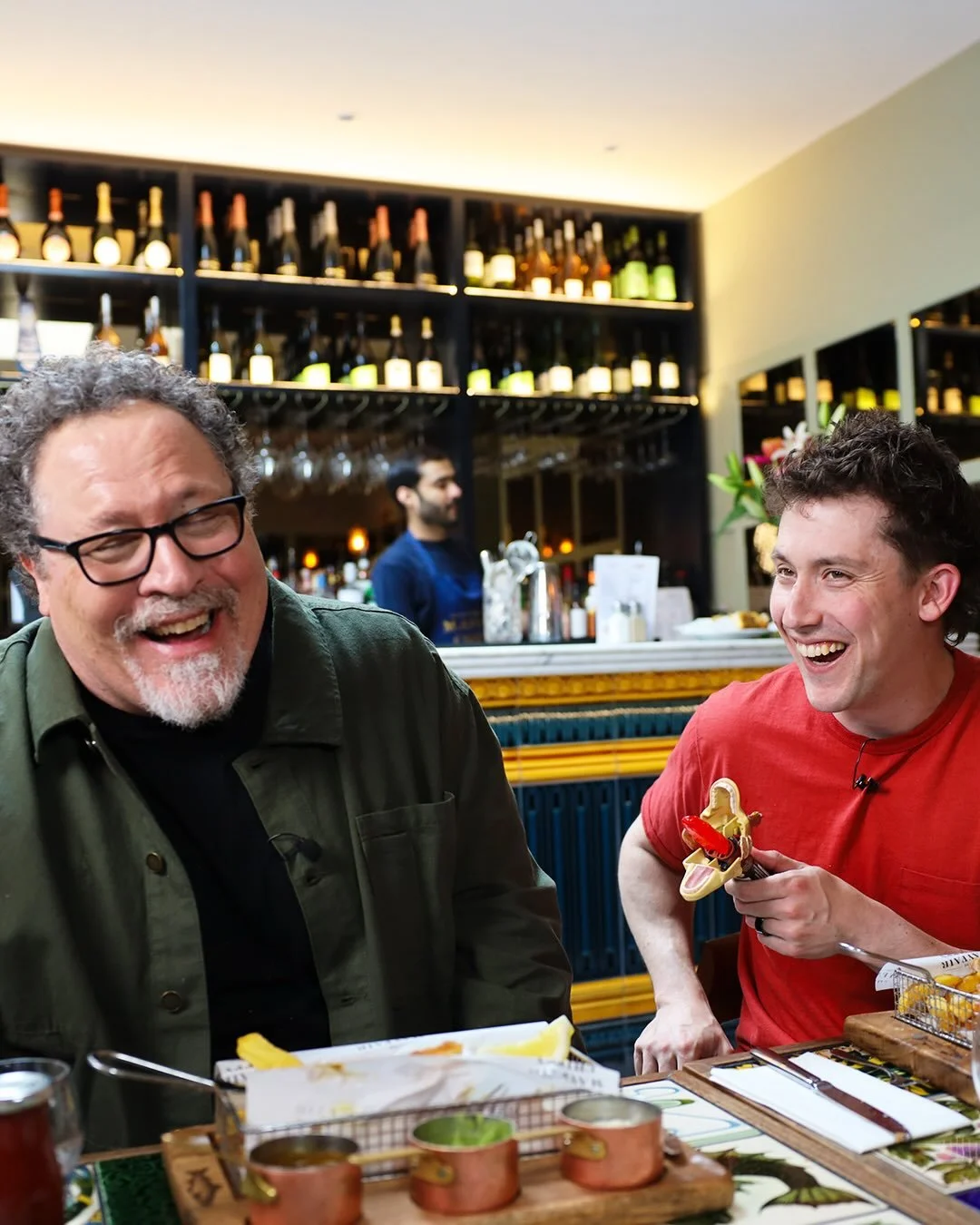 @jonfavreau joined us for some of the best fish &amp; chips in London!🇬🇧

May the sauce be with you🤟