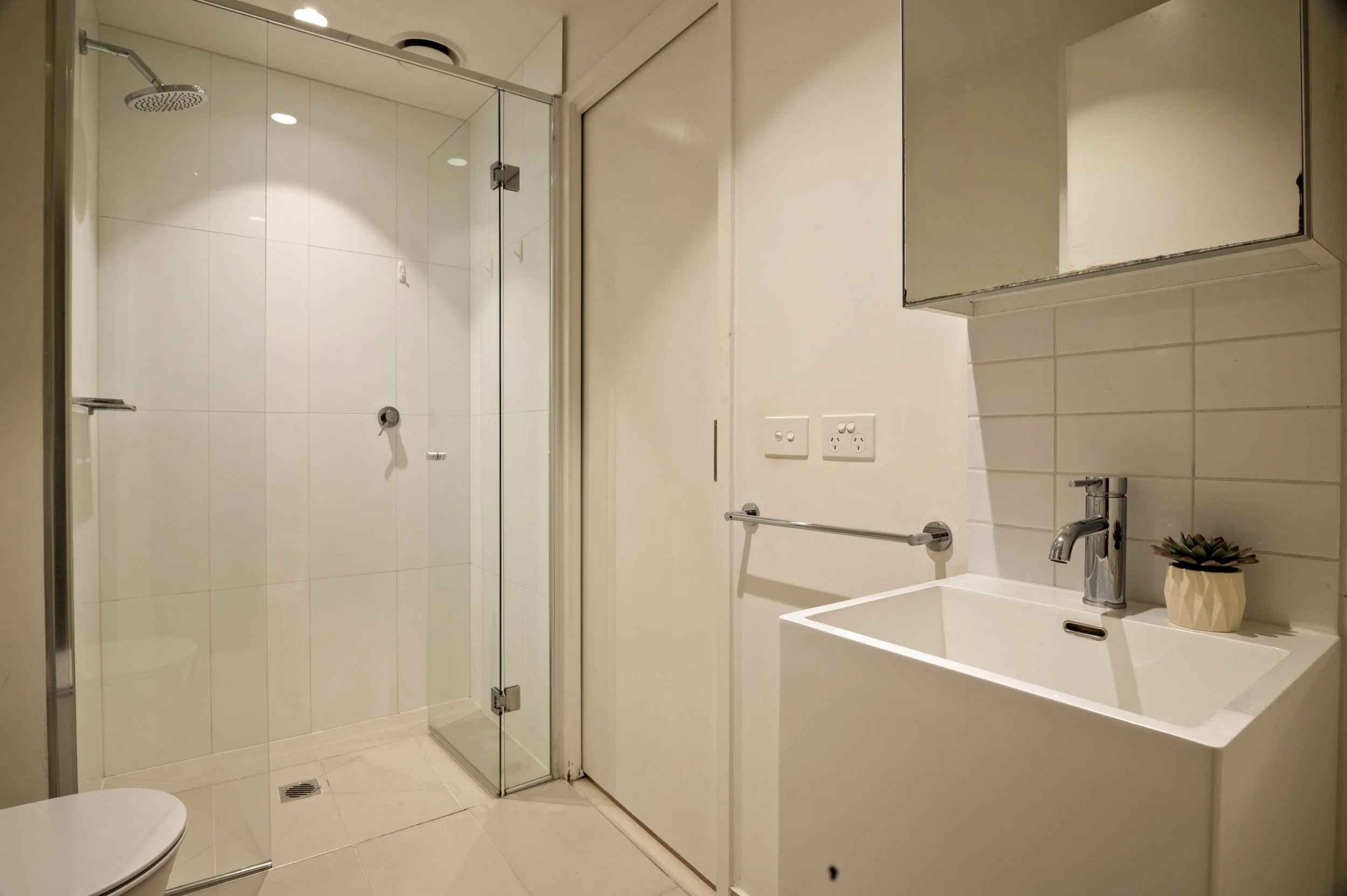 Bathroom 1.JPG