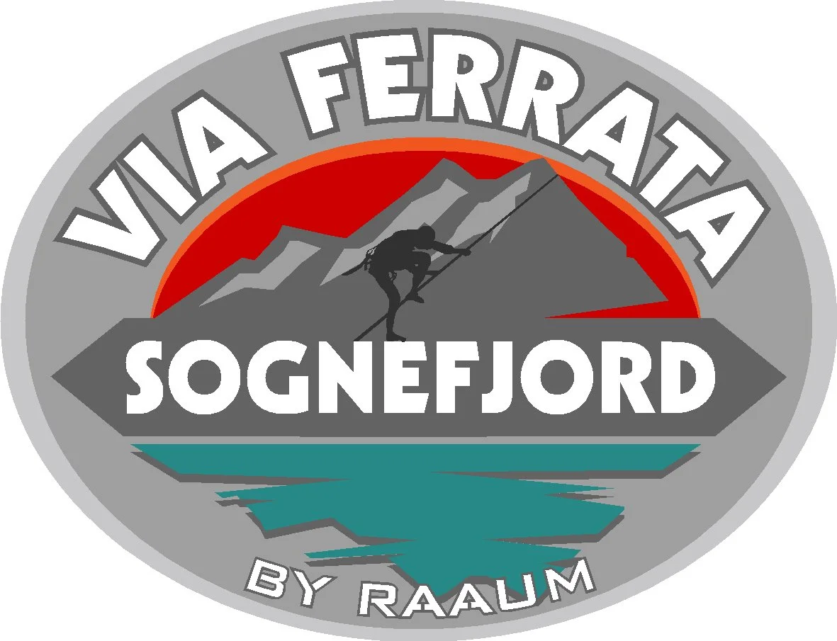 En fjellklatrer som klatrer opp en fjellvegg, omgitt av en logo med teksten "VIA FERRATA SOGNEFJORD BY RAAUM".